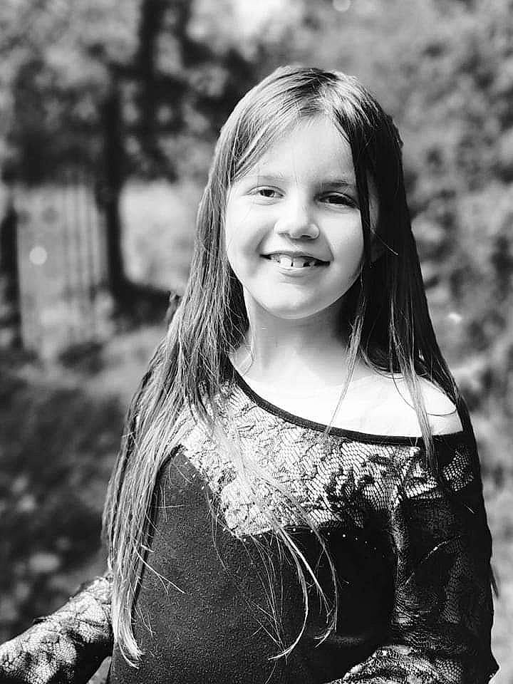 Iléna a rejoint le concours — aidez-le/la à gagner de superbes lots ! black, black_and_white, eye, face, facial_expression, flash_photography, grass, hair, hairstyle, happy, head, iris, joy, lip, people_in_nature, person, plant, skin, smile, standing