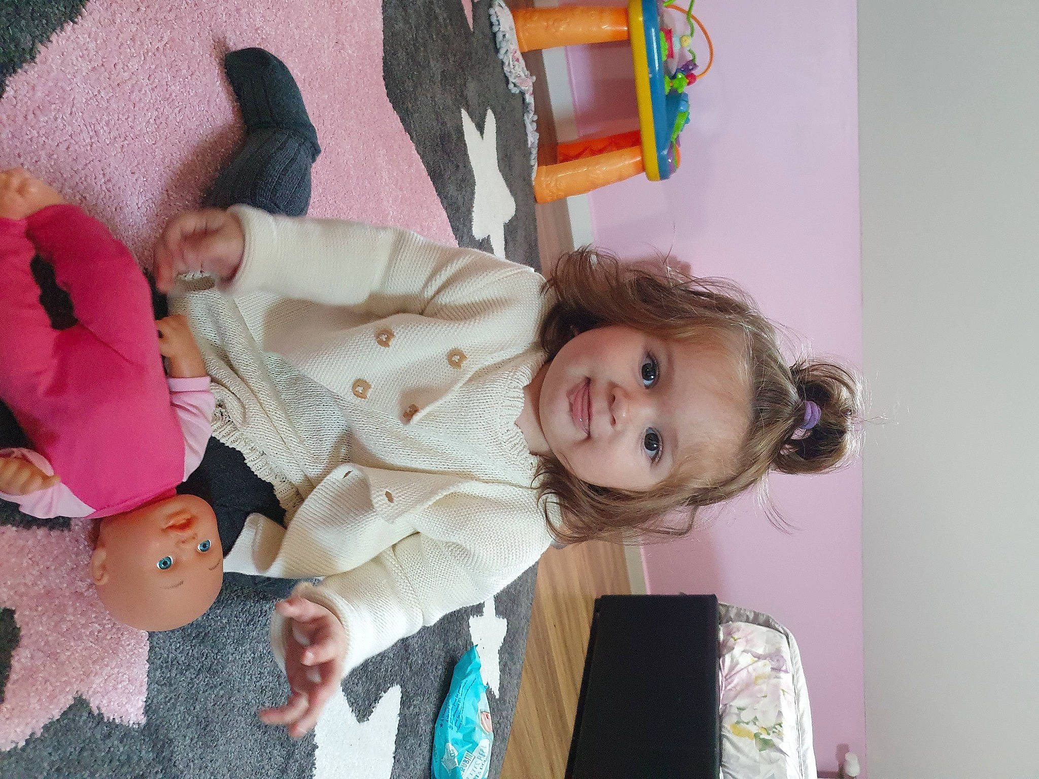 Maya participe au concours pour gagner de l'argent avec cette photo : art, baby, baby_products, baby_toddler_clothing, baby_toys, child, fun, fur, happy, hat, joy, linens, pattern, person, pink, room, skin, smile, toddler, wood