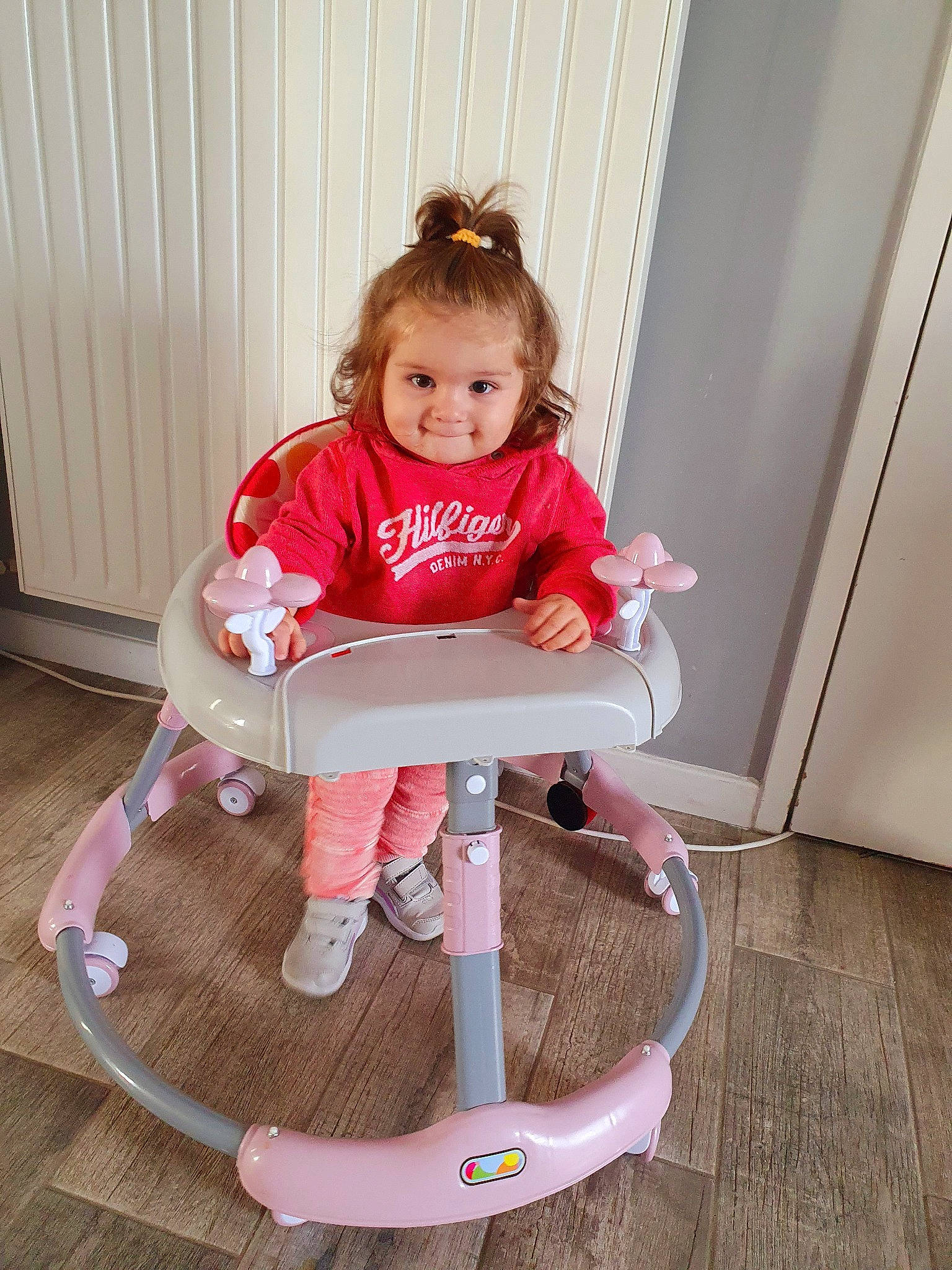 Maya a rejoint le concours — aidez-le/la à gagner de superbes lots ! baby, baby_products, baby_safety, baby_toddler_clothing, chair, child, comfort, fun, hardwood, human_leg, joy, knee, magenta, person, pink, shorts, sitting, skin, smile, thigh