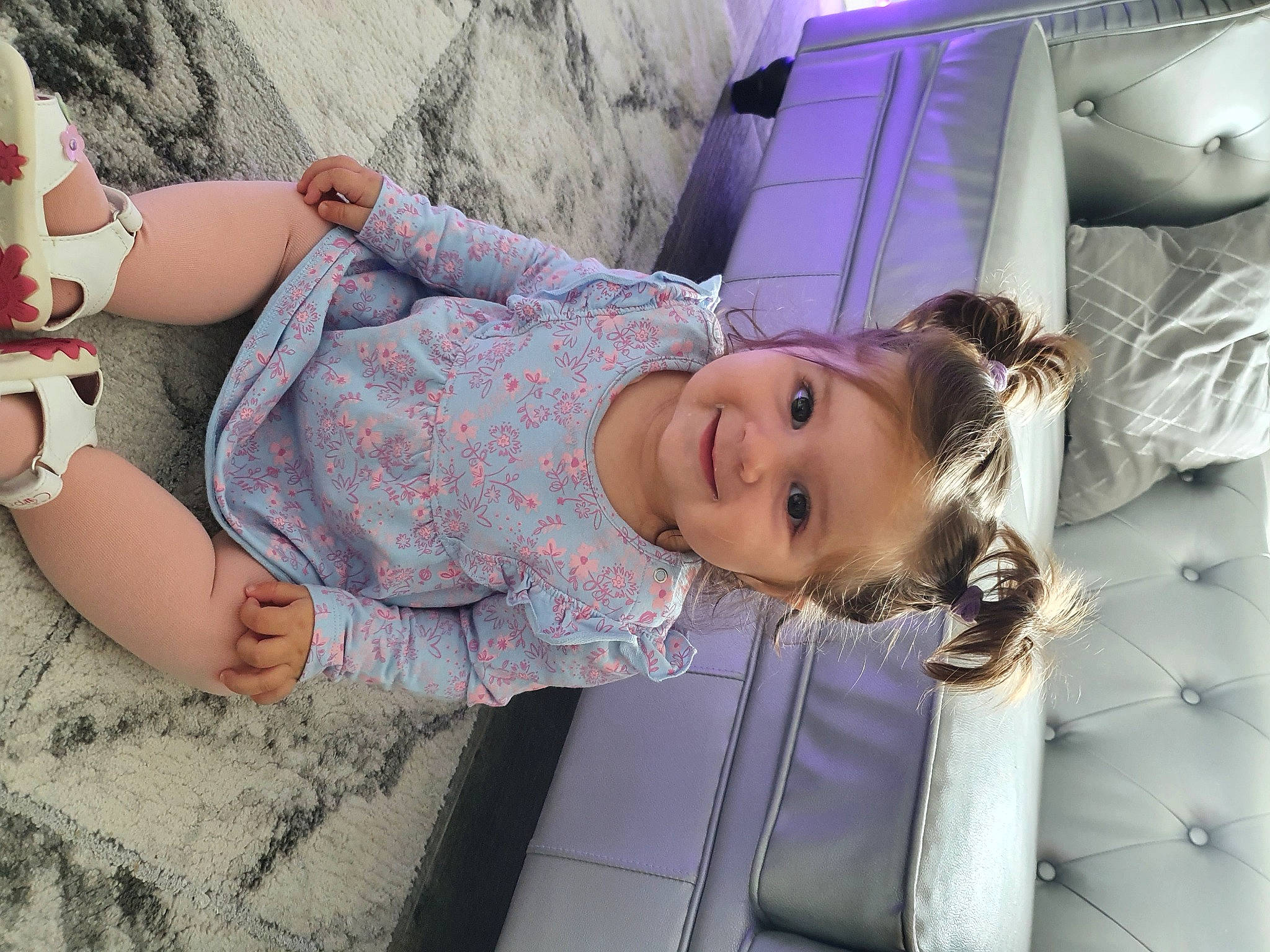 Maya participe au concours pour gagner de l'argent avec cette photo : blond, child, comfort, dress, eyewear, fun, happy, hat, human_leg, joint, joy, linens, mouth, person, pink, purple, shoulder, skin, smile, textile