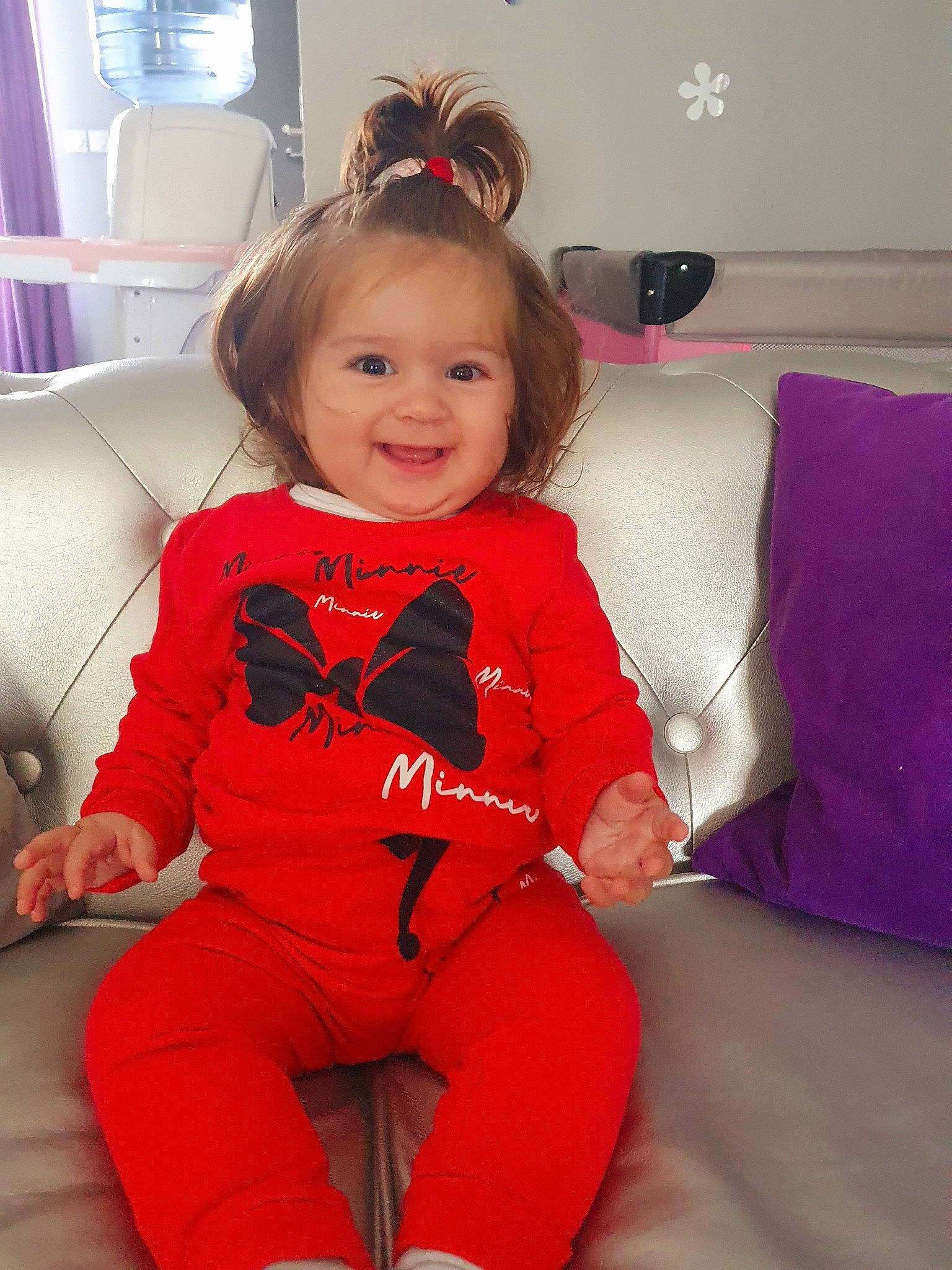 Maya a rejoint le concours — aidez-le/la à gagner de superbes lots ! baby_toddler_clothing, comfort, eye, face, hair, hairstyle, happy, head, human_body, iris, joy, knee, lighting, person, pink, shoulder, skin, sleeve, smile, thigh