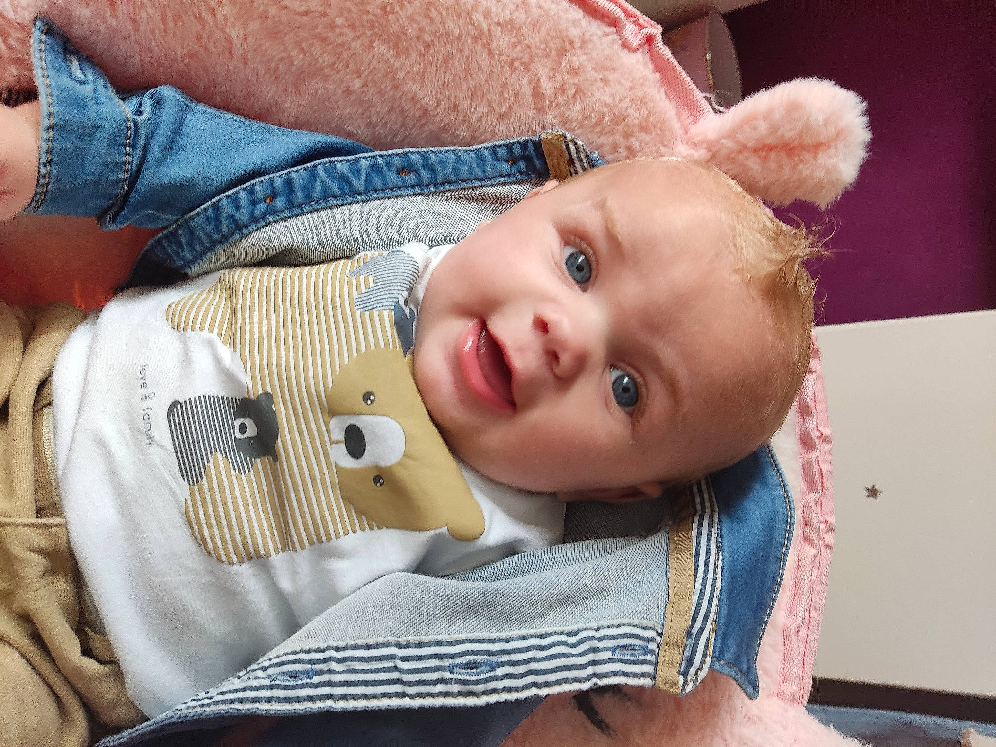 Milo a rejoint le concours — aidez-le/la à gagner de superbes lots ! baby, baby_toddler_clothing, button, cheek, child, collar, comfort, dress_shirt, eyelash, hand, happy, nose, pattern, person, sitting, skin, sleeve, smile, textile, toddler