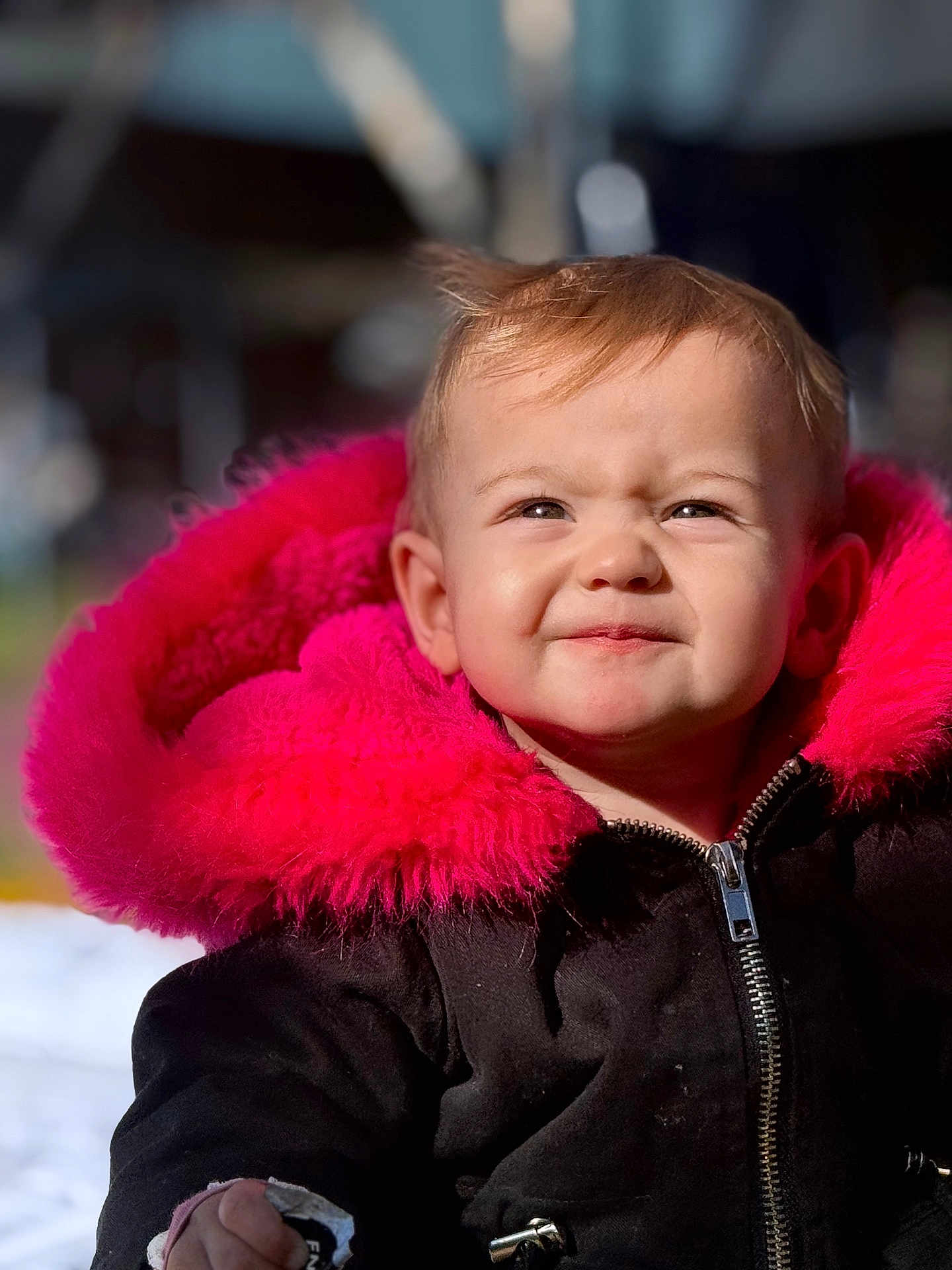 Lilou a rejoint le concours — aidez-le/la à gagner de superbes lots ! child, toddler, baby, face, smile, squinting, blonde_hair, pink_hood, fur_trim, jacket, zipper, winter_coat, outdoor, snow, shallow_depth_of_field, bokeh, rosy_cheeks, portrait, closeup, candid