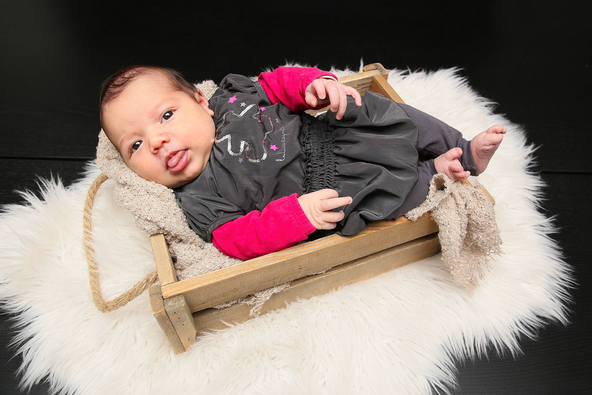 Lehna a rejoint le concours — aidez-le/la à gagner de superbes lots ! baby, baby_toddler_clothing, child, comfort, event, flash_photography, fun, fur, fur_clothing, glove, happy, jacket, parka, person, pink, sitting, sleeve, smile, textile, toddler