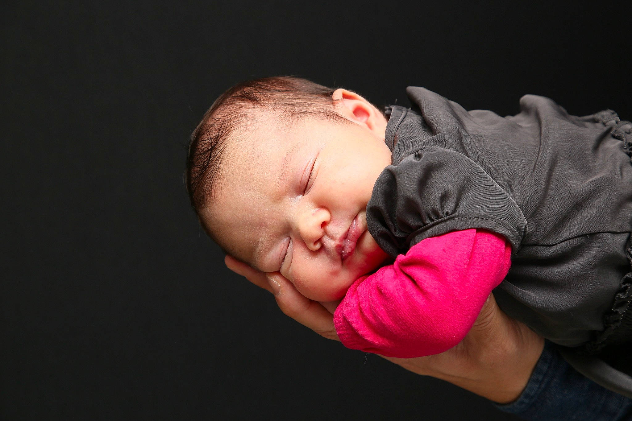 Lehna a rejoint le concours — aidez-le/la à gagner de superbes lots ! baby, baby_products, baby_toddler_clothing, bedtime, cheek, child, comfort, darkness, flash_photography, grass, happy, magenta, nap, person, portrait_photography, room, sitting, sleep, sleeve, t_shirt