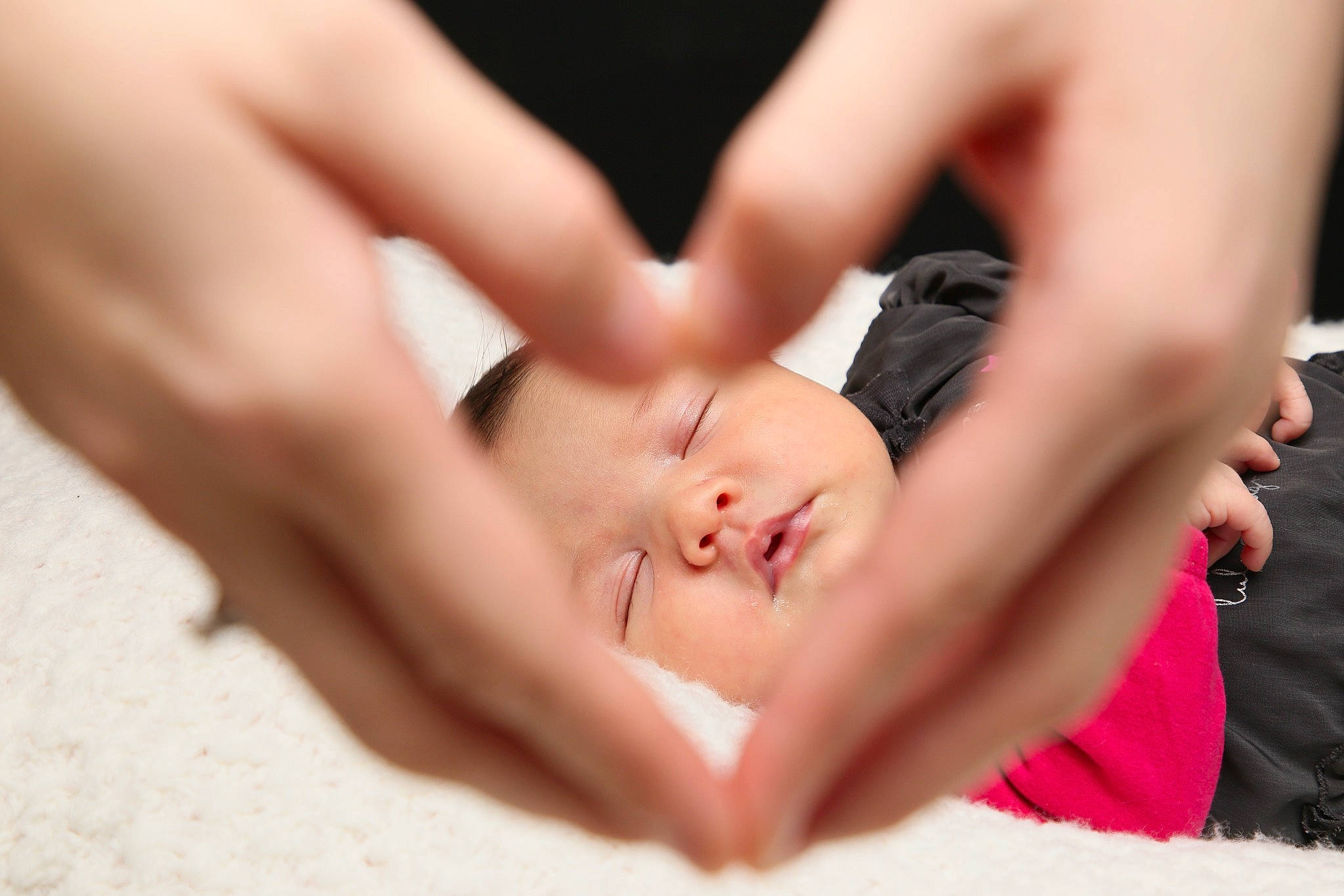 Lehna a rejoint le concours — aidez-le/la à gagner de superbes lots ! abdomen, baby, barechested, chest, child, close_up, comfort, event, finger, flash_photography, gesture, hand, happy, human_body, human_leg, lingerie, nail, person, thigh, thumb