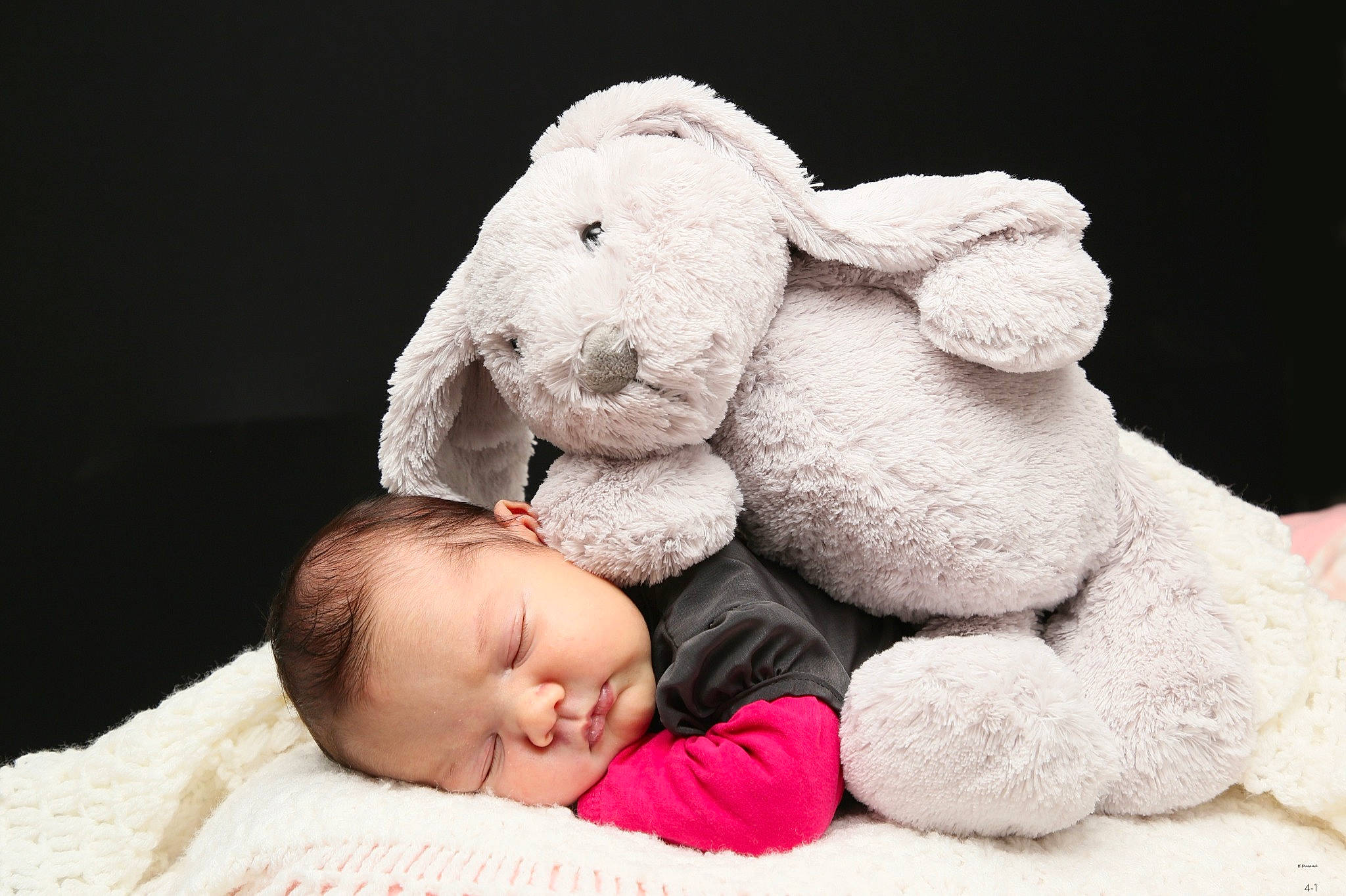 Lehna participe au concours pour gagner de l'argent avec cette photo : baby, baby_sleeping, baby_toddler_clothing, beauty, cheek, comfort, ear, fur, gesture, hand, happy, linens, mammal, nose, person, plush, skin, stuffed_toy, teddy_bear, toddler