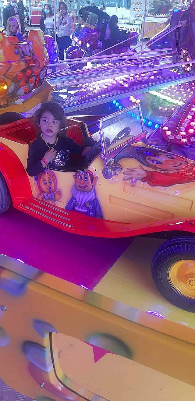 Kenza participe au concours pour gagner de l'argent avec cette photo : automotive_design, automotive_exterior, automotive_lighting, automotive_tire, automotive_wheel_system, bumper, car, entertainment, fun, headlamp, hood, light, magenta, motor_vehicle, person, pink, purple, tire, vehicle, vehicle_door