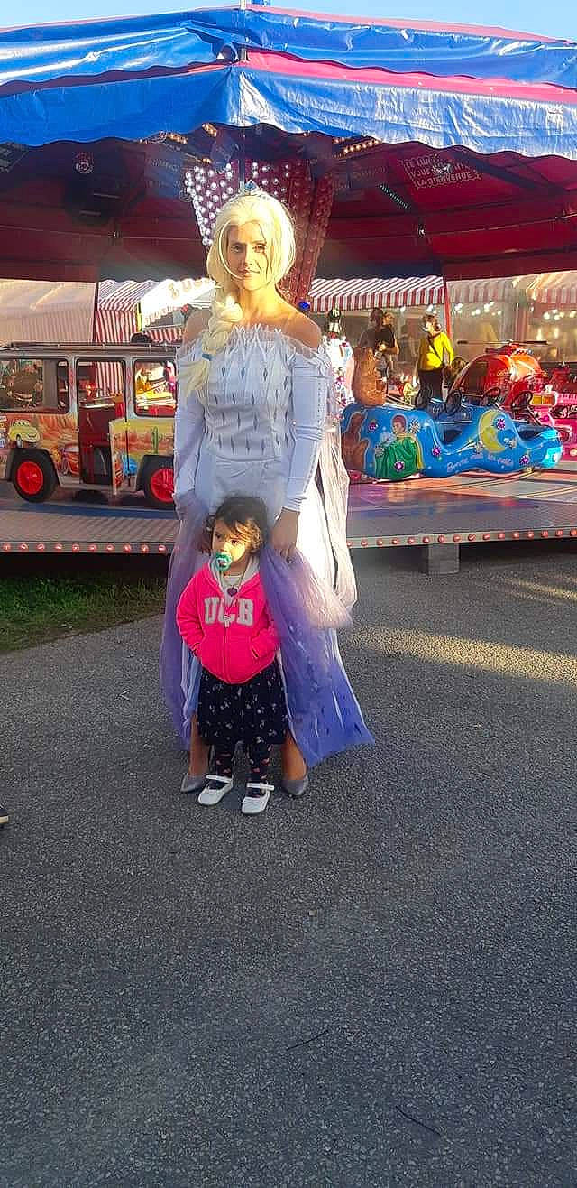 Kenza participe au concours pour gagner de l'argent avec cette photo : child, commercial_vehicle, costume, event, food_truck, fun, leisure, luxury_vehicle, person, public_event, recreation, t_shirt, tire, toddler, tradition, truck, vacation, wheel