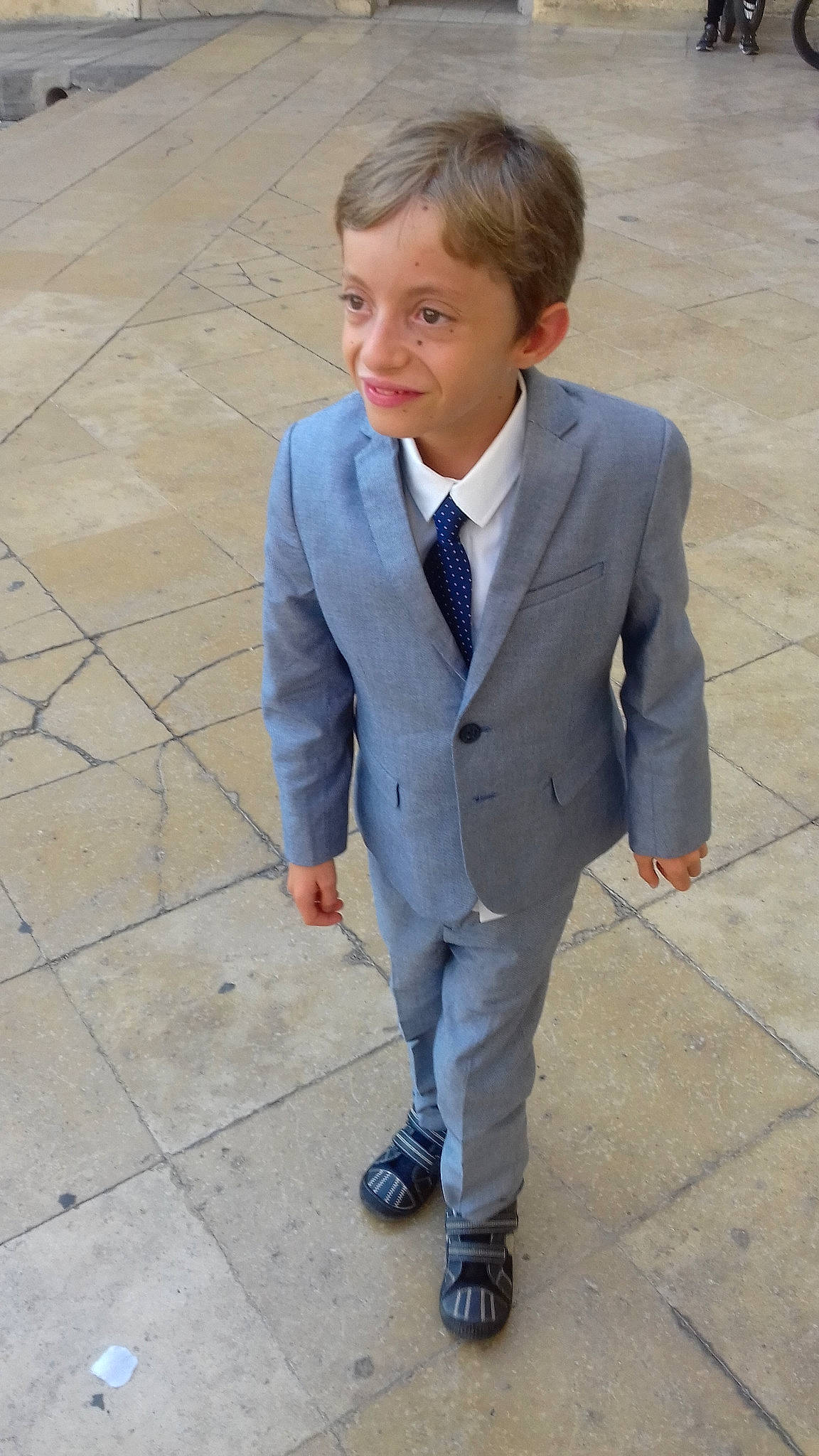 Leopold participe au concours pour gagner de l'argent avec cette photo : blazer, child, clothing, formal_wear, gentleman, jacket, joy, male, outerwear, person, school_uniform, shoe, standing, suit, tie, tuxedo, uniform, white_collar_worker