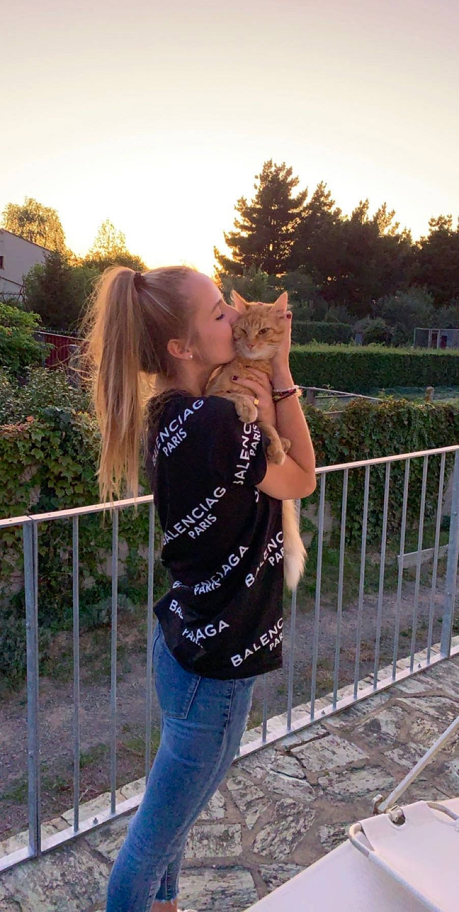 Zigui participe au concours pour gagner de l'argent avec cette photo : beauty, blond, brown_hair, carnivore, cat, denim, felidae, fence, gesture, hip, jeans, long_hair, love, mammal, shoulder, small_to_medium_sized_cats, street_fashion, sunlight, waist, whiskers