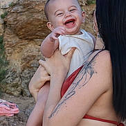 Alvaro a rejoint le concours — aidez-le/la à gagner de superbes lots ! arm, baby, bikini, care, child, fun, happy, holding, laughing, nature, outdoor, person, portrait, rock, skin, smile, summer, tattoo, vacation, woman