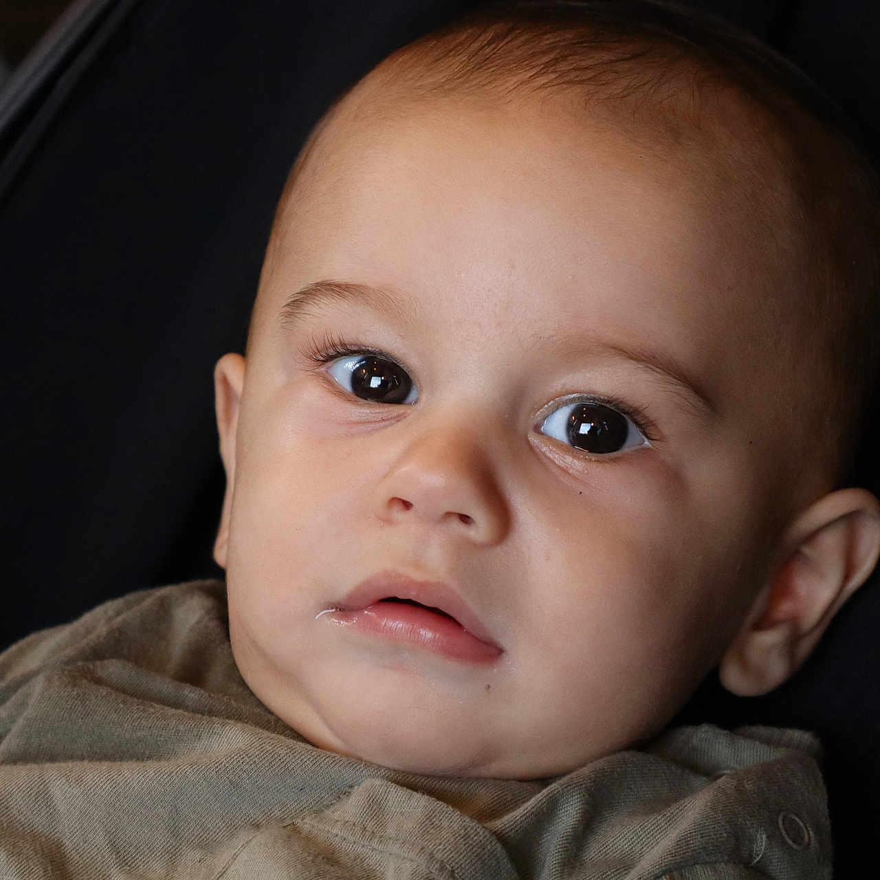 Alvaro a rejoint le concours — aidez-le/la à gagner de superbes lots ! baby, babywear, child, closeup, clothing, curious, cute, expression, eyes, face, head, human, indoors, infant, person, portrait, seated, skin, soft_lighting, young