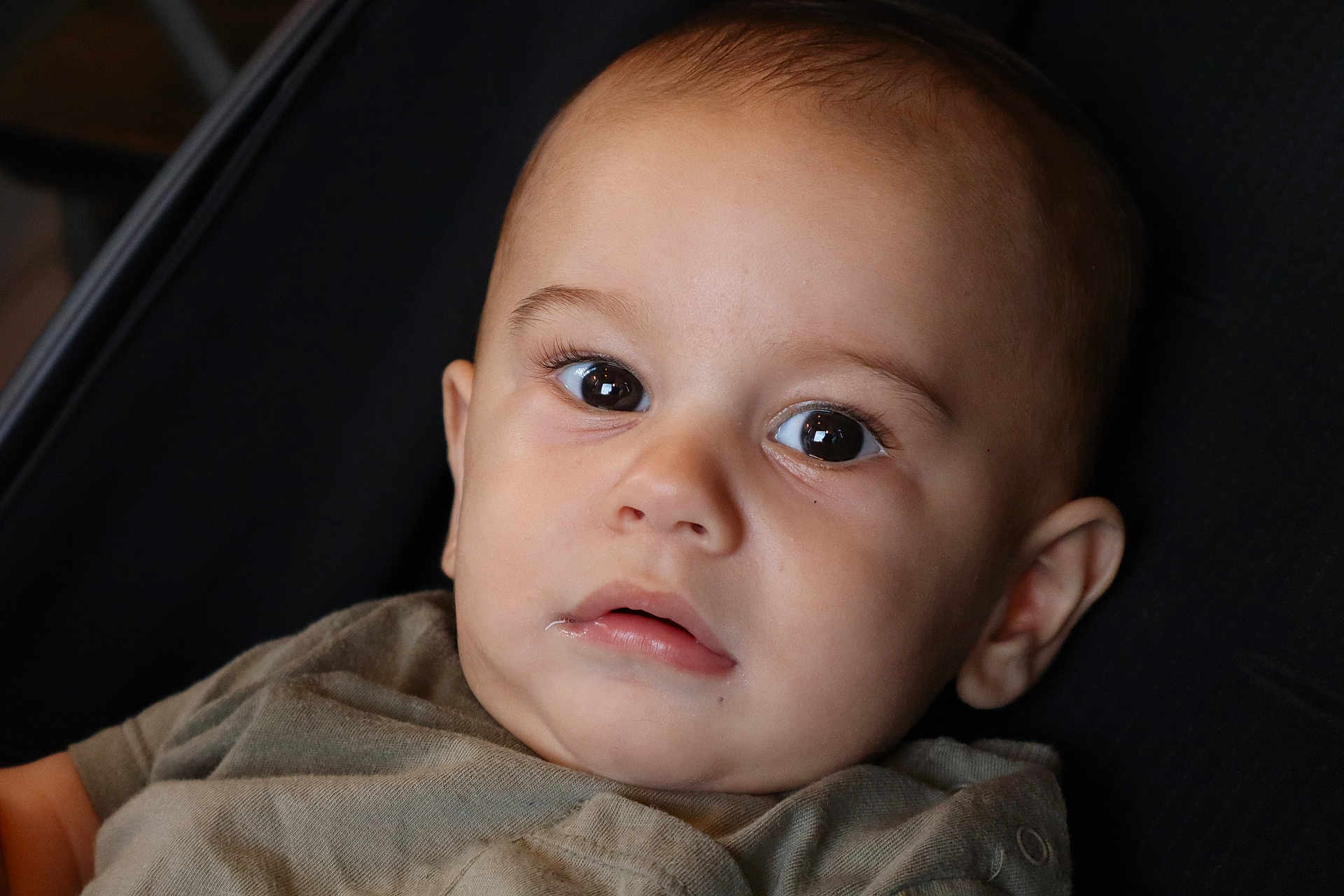 Alvaro a rejoint le concours — aidez-le/la à gagner de superbes lots ! baby, babywear, child, closeup, clothing, curious, cute, expression, eyes, face, head, human, indoors, infant, person, portrait, seated, skin, soft_lighting, young
