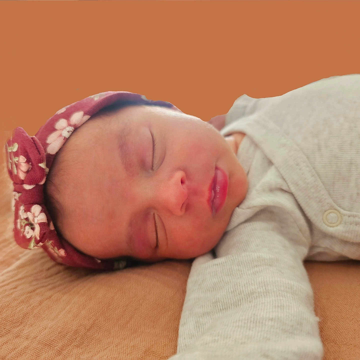 Flora a rejoint le concours — aidez-le/la à gagner de superbes lots ! baby, brown, child, closeup, clothing, cozy, cute, face, floral, headband, indoors, infant, newborn, peaceful, portrait, resting, skin, sleeping, soft, young