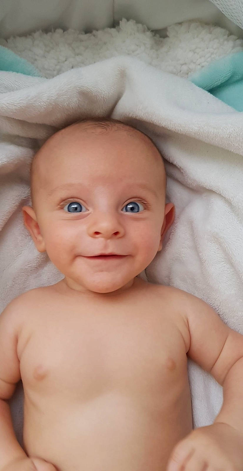 Lyvio a rejoint le concours — aidez-le/la à gagner de superbes lots ! arm, cheek, chin, ear, eye, eyebrow, eyelash, face, forehead, hand, head, human_body, joy, lip, mouth, neck, nose, person, skin, smile