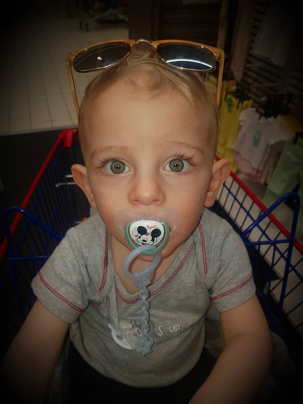 Lyvio a rejoint le concours — aidez-le/la à gagner de superbes lots ! baby, baby_toddler_clothing, cheek, clothing, ear, eyebrow, eyelash, flash_photography, forehead, goggles, happy, iris, jaw, lip, nose, person, skin, smile, t_shirt, toddler