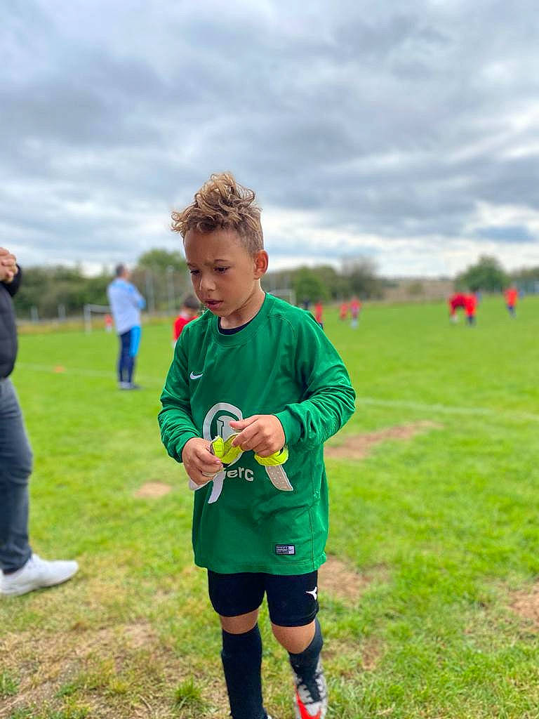 Melvin participe au concours pour gagner de l'argent avec cette photo : ball, cloud, competition_event, football, grass, grassland, leisure, meadow, people_in_nature, person, plant, player, recreation, shoe, shorts, sky, sneakers, soccer, sports, sports_equipment