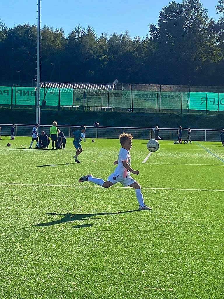 Melvin a rejoint le concours — aidez-le/la à gagner de superbes lots ! ball, ball_game, championship, competition_event, football, football_player, grass, kick, people_in_nature, person, plant, player, playing_sports, sky, soccer, soccer_ball, soccer_player, sports, sports_equipment, team_sport