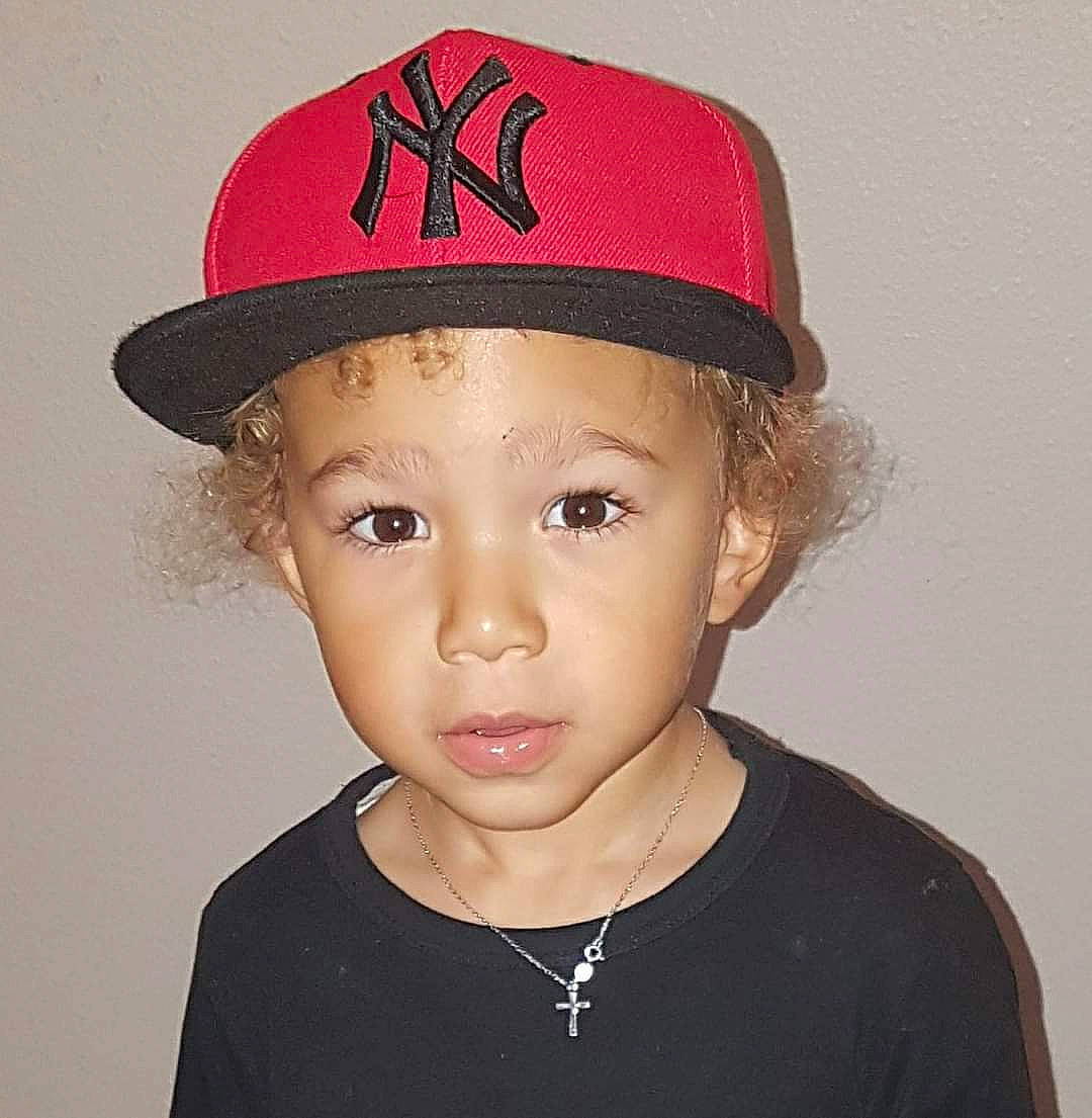 Melvin participe au concours pour gagner de l'argent avec cette photo : beauty, cap, chin, costume_hat, face, fashion_accessory, fashion_design, flash_photography, forehead, hair_accessory, hat, head, headgear, jaw, jewellery, lip, neck, person, personal_protective_equipment, sleeve