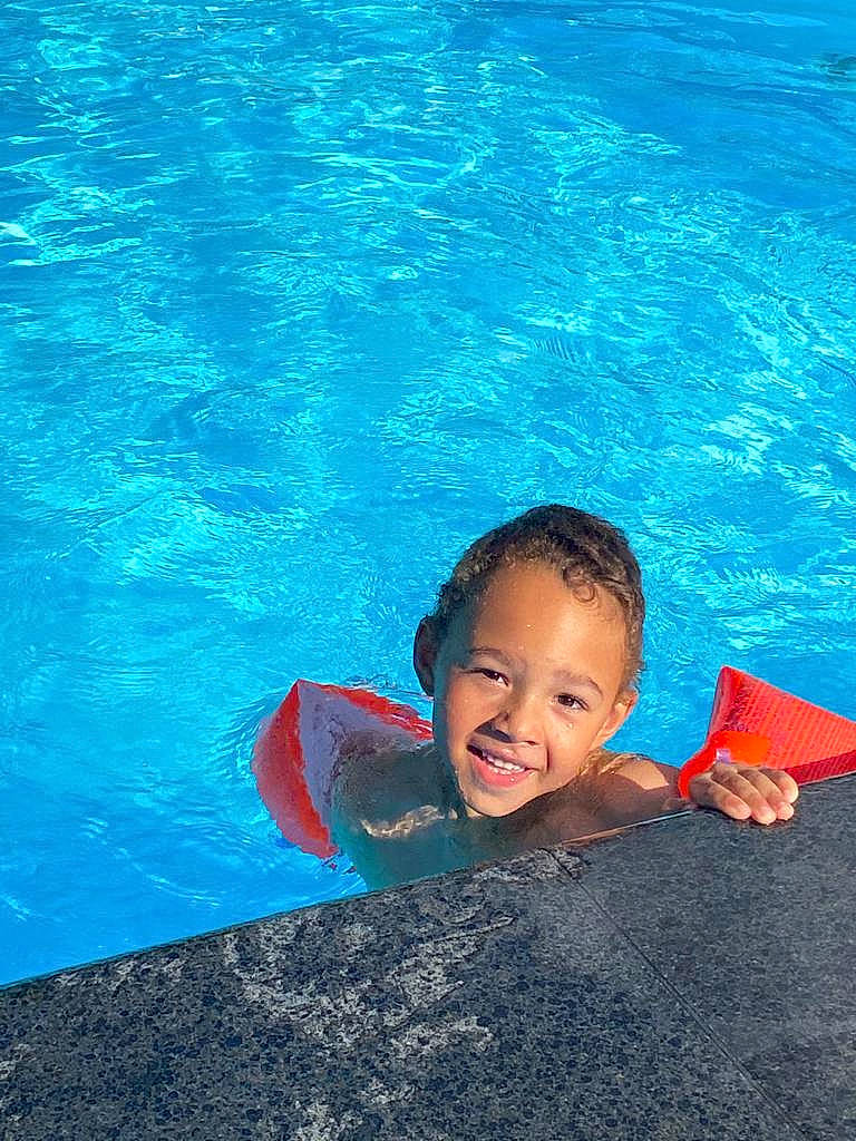 Melvin participe au concours pour gagner de l'argent avec cette photo : azure, blue, body_of_water, electric_blue, eye, fun, happy, head, joy, leisure, morning, people_in_nature, person, photograph, recreation, smile, summer, swimming_pool, toddler, travel