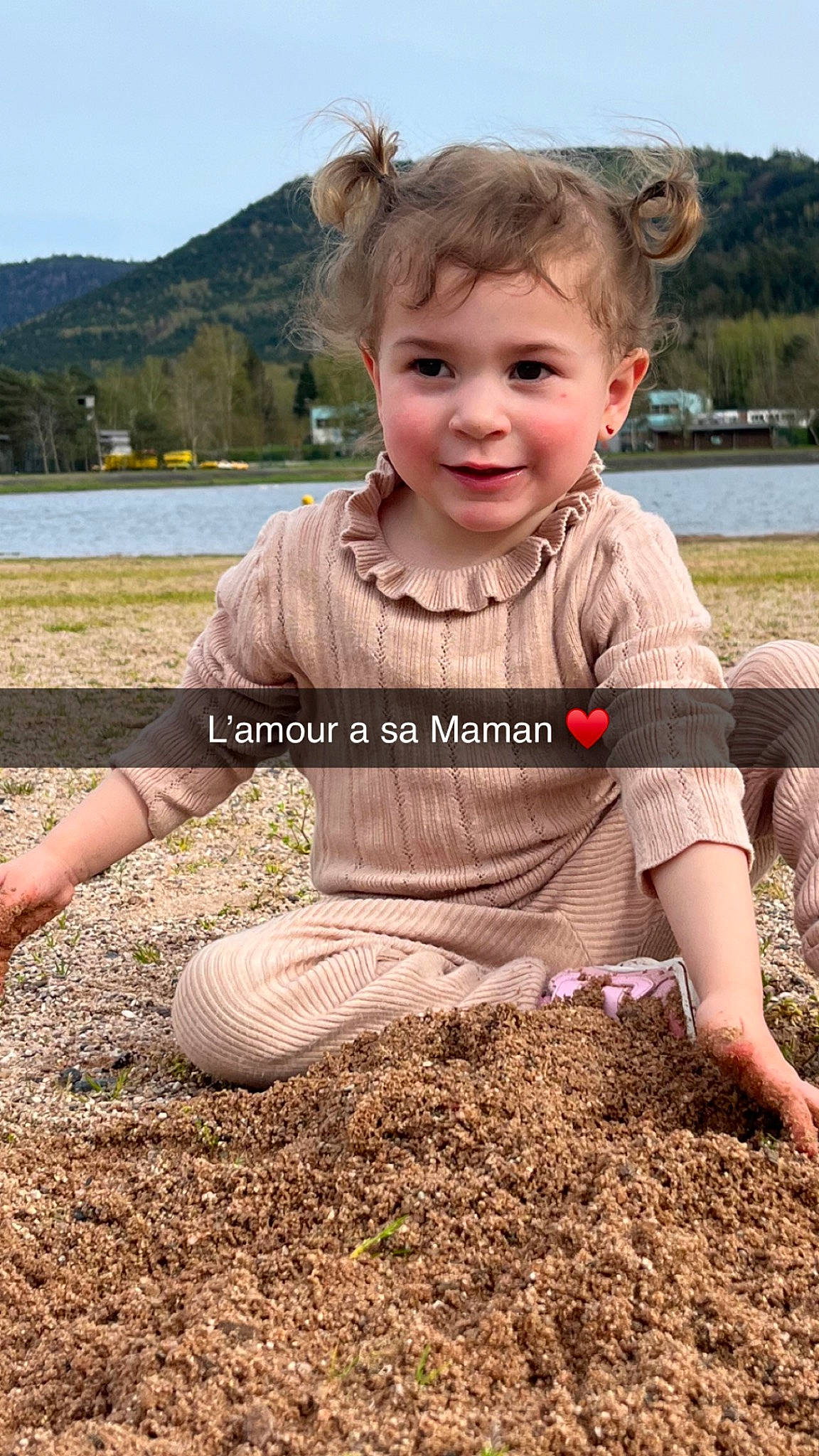 Lily-rose participe au concours pour gagner de l'argent avec cette photo : baby, baby_toddler_clothing, child, fun, grass, happy, joy, lake, landscape, leisure, mountain, people_in_nature, person, plant, sitting, sky, smile, soil, t_shirt, toddler
