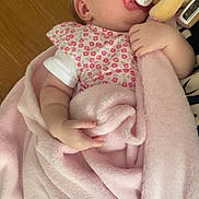Esmée a rejoint le concours — aidez-le/la à gagner de superbes lots ! baby, blanket, child, clothing, comfort, cute, face, hand, head, indoors, infant, newborn, pacifier, peaceful, pink, plush_toy, rest, sleeping, soft, toddler