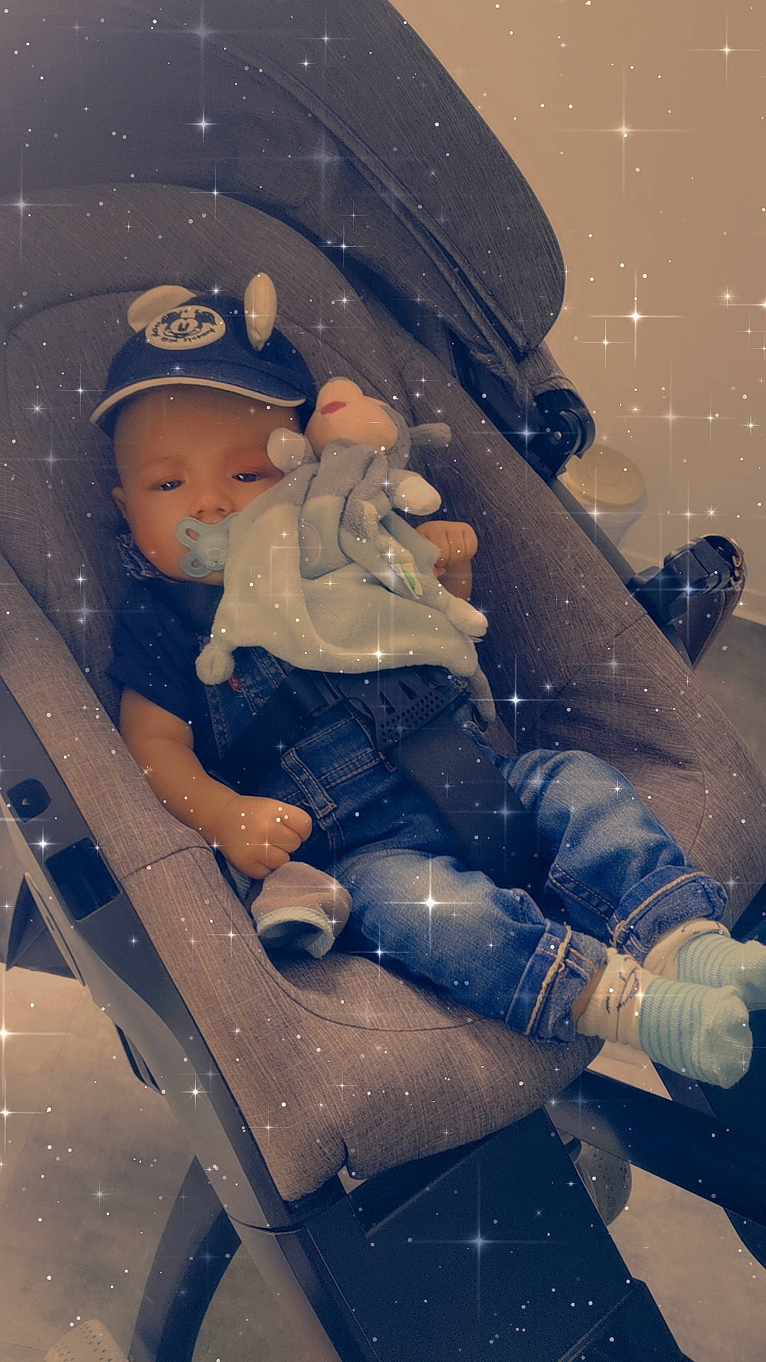 Liam participe au concours pour gagner de l'argent avec cette photo : arm, baby, cap, child, electric_blue, event, flash_photography, freezing, fun, hand, happy, human_body, person, precipitation, sitting, snow, space, thigh, toddler, tree