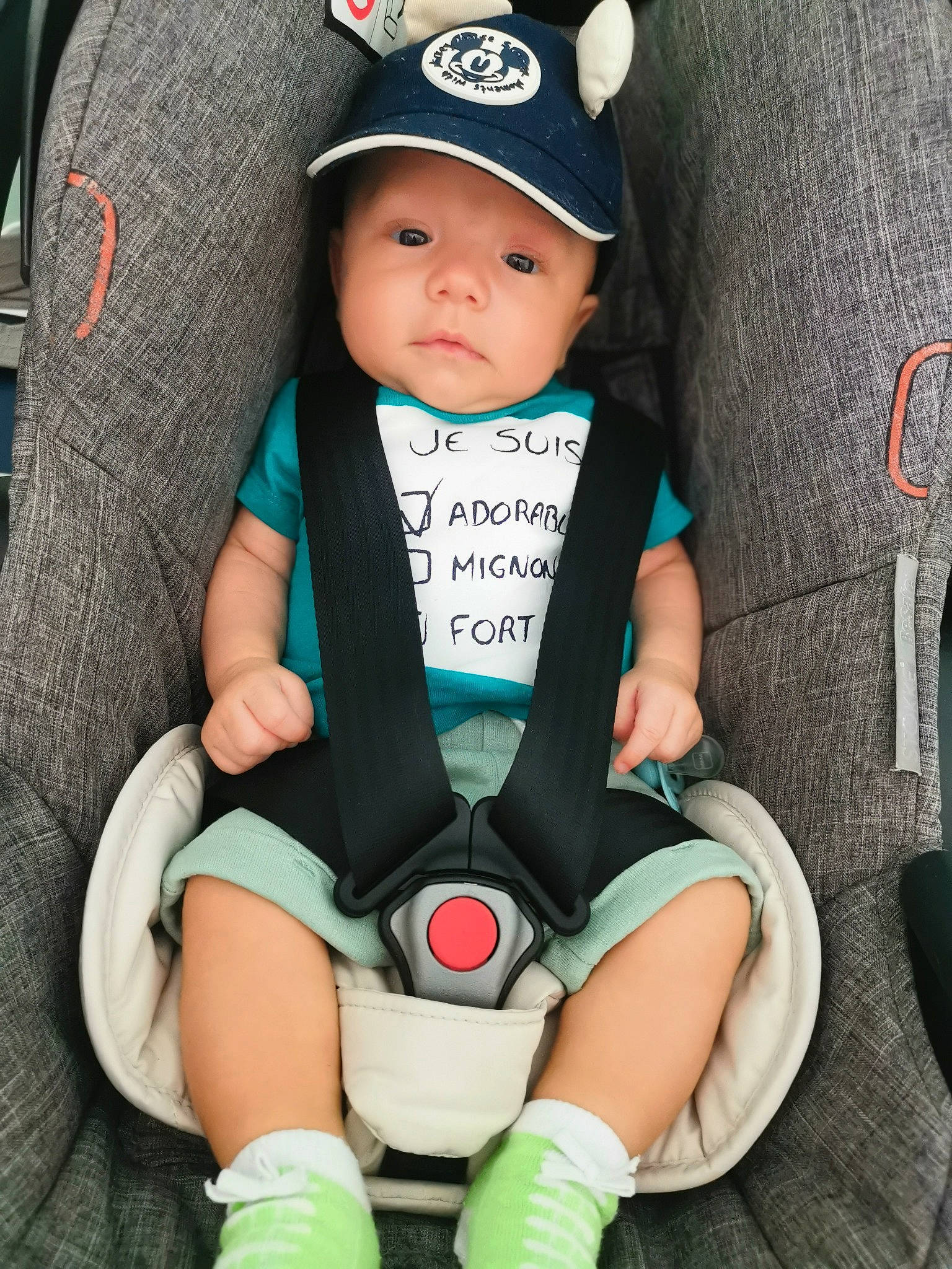 Liam a rejoint le concours — aidez-le/la à gagner de superbes lots ! auto_part, automotive_wheel_system, baby, baby_carriage, baby_products, baby_toddler_clothing, cap, chair, child, electric_blue, fashion_accessory, hat, headwear, human_leg, knee, lap, person, personal_protective_equipment, sitting, sock