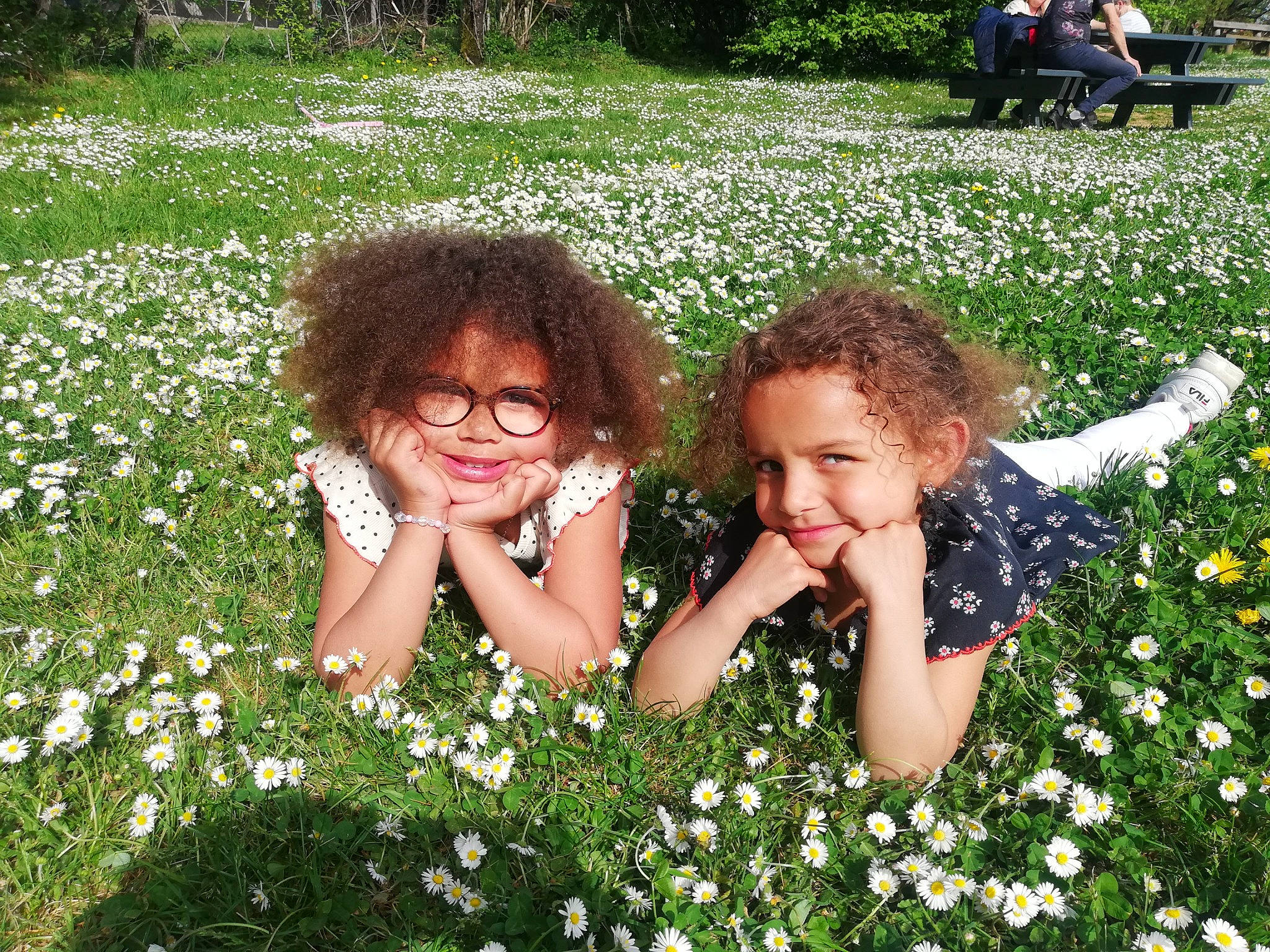 Mya participe au concours pour gagner de l'argent avec cette photo : botany, flower, gesture, grass, grassland, green, groundcover, happy, joy, leaf, leisure, meadow, natural_environment, nature, people_in_nature, person, petal, photograph, plant, shrub