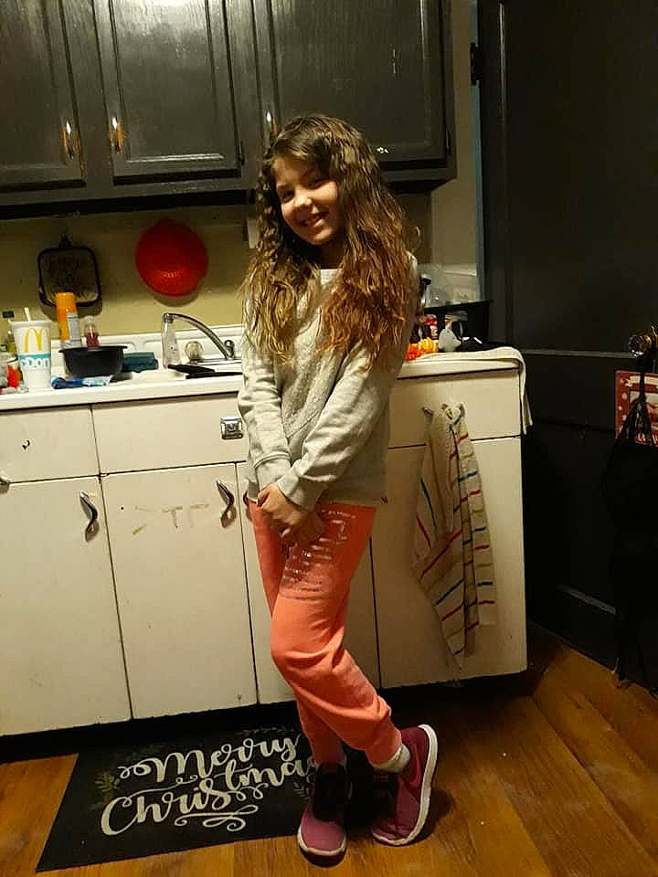 Farrah is registered to the contest to win money with this photo: clothing, footwear, joy, leg, person, pink, shoe, style, trousers