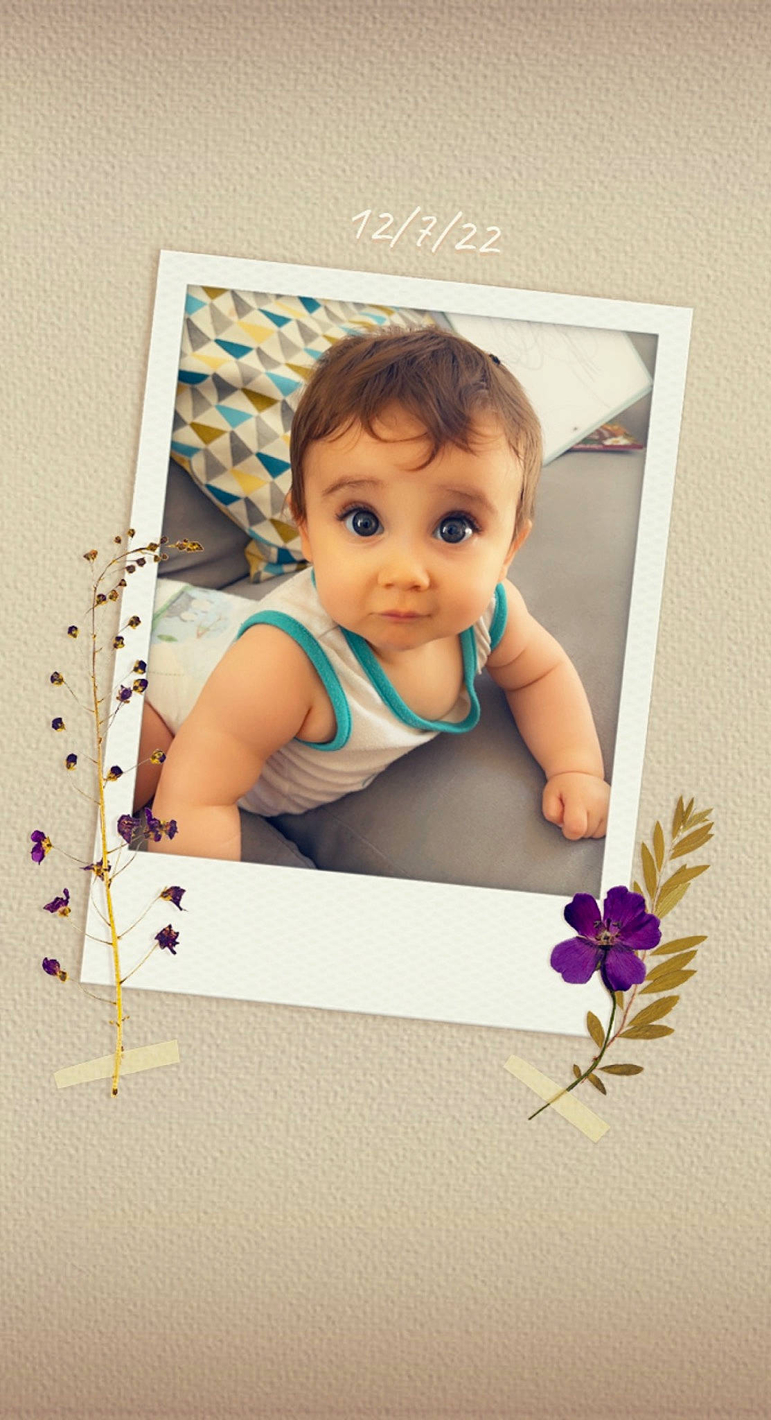 Alexia participe au concours pour gagner de l'argent avec cette photo : art, baby, baby_toddler_clothing, child, eyelash, fashion_accessory, flower, font, happy, paper, paper_product, pattern, person, petal, picture_frame, product, rectangle, room, surprise, toddler