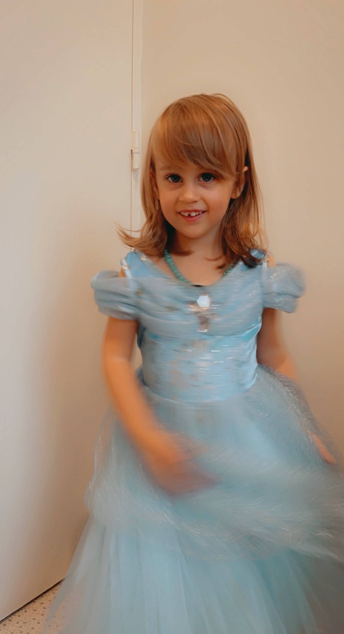 Séléna a rejoint le concours — aidez-le/la à gagner de superbes lots ! arm, bridal_party_dress, clothing, day_dress, dress, gesture, hairstyle, hand, happy, human_body, iris, joint, joy, neck, one_piece_garment, outerwear, person, shoulder, skin, sleeve