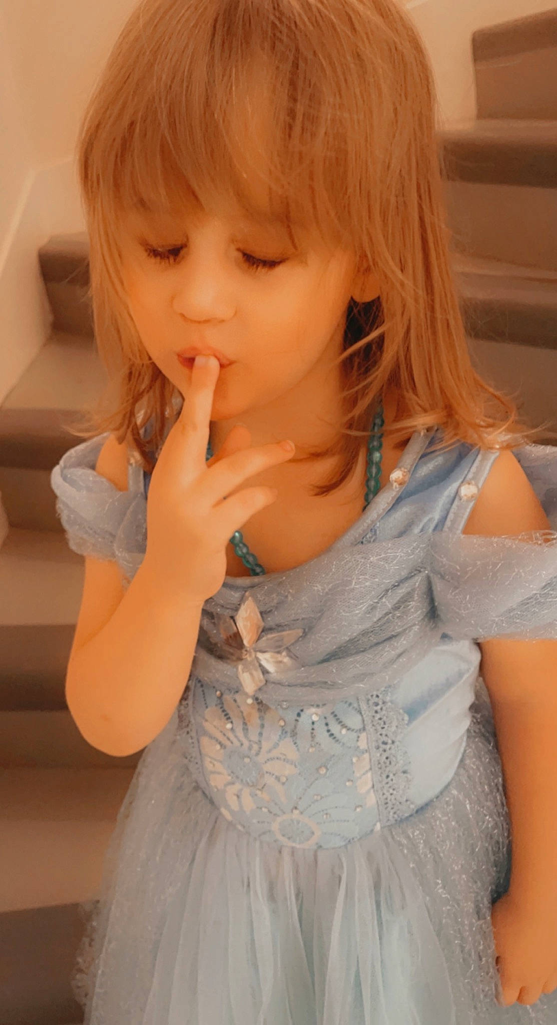 Séléna participe au concours pour gagner de l'argent avec cette photo : arm, bangs, cheek, day_dress, dress, embellishment, eyelash, finger, gesture, hair, hand, iris, joint, layered_hair, lip, neck, one_piece_garment, person, pink, shoulder