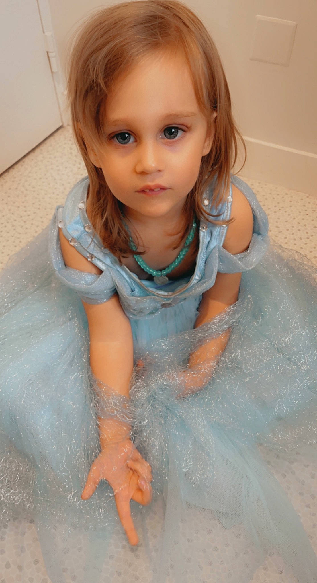 Séléna participe au concours pour gagner de l'argent avec cette photo : bathing, cheek, dress, eye, facial_expression, finger, flooring, fun, gesture, hair, hairstyle, happy, human_body, iris, lip, organ, person, skin, sleeve, toddler