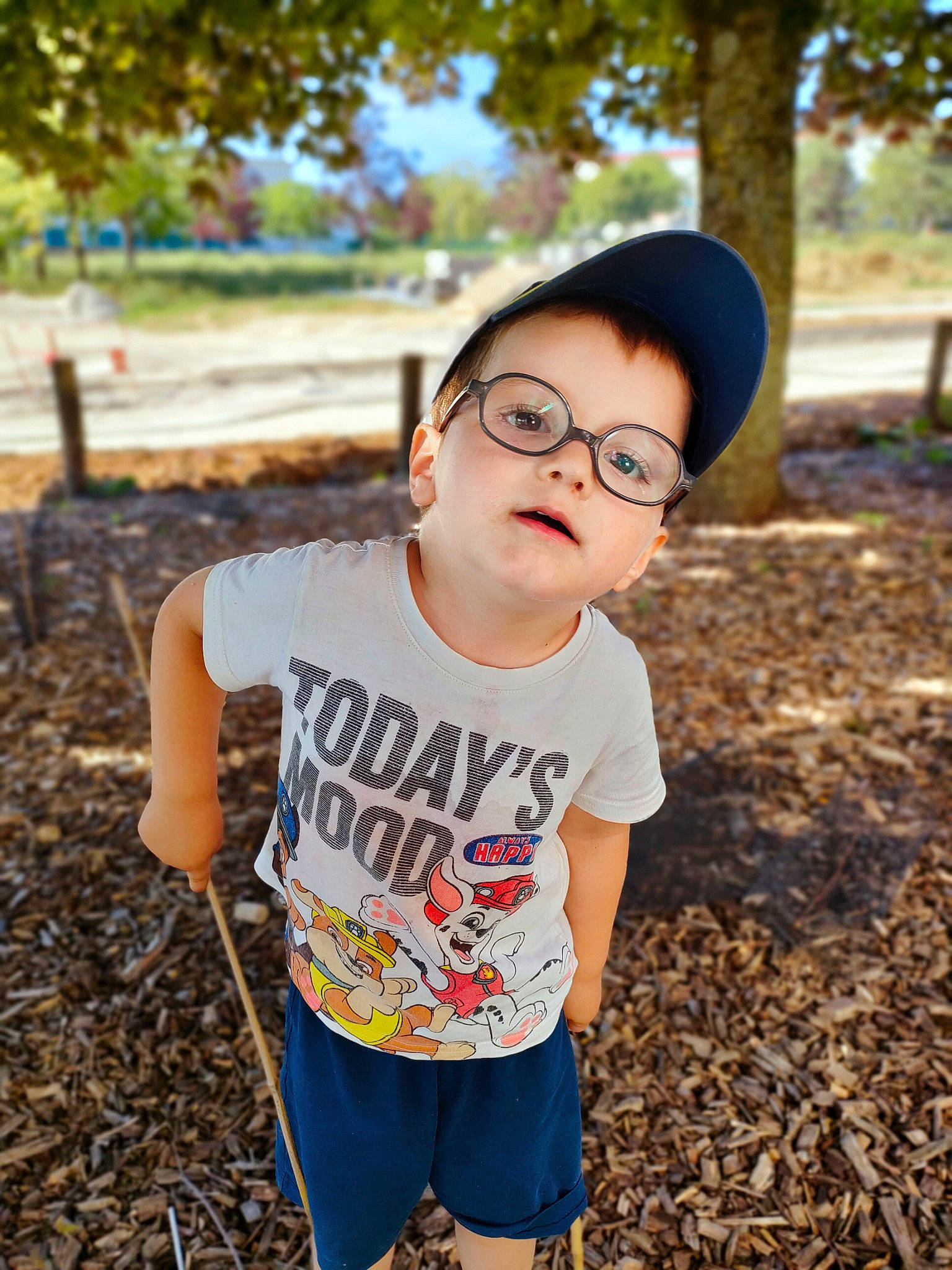 Leo participe au concours pour gagner de l'argent avec cette photo : cap, cool, eyewear, face, fun, glasses, grass, happy, hat, leaf, leisure, person, plant, recreation, shorts, sleeve, sunlight, t_shirt, toddler, tree