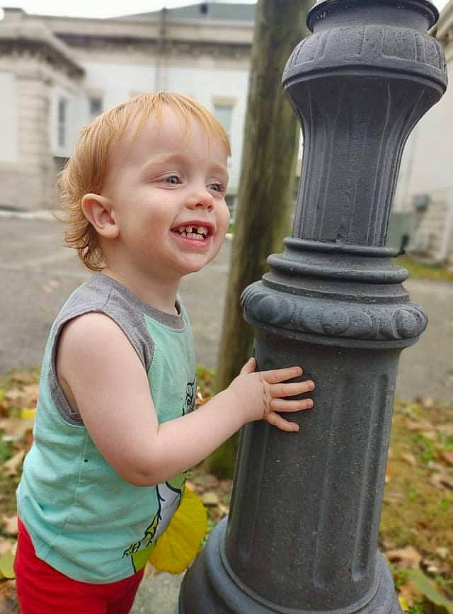 Barry is registered to the contest to win money with this photo: arm, child, chin, fun, gas, grass, hand, happy, joy, leisure, organ, people_in_nature, person, photograph, recreation, smile, snapshot, t_shirt, thumb, toddler