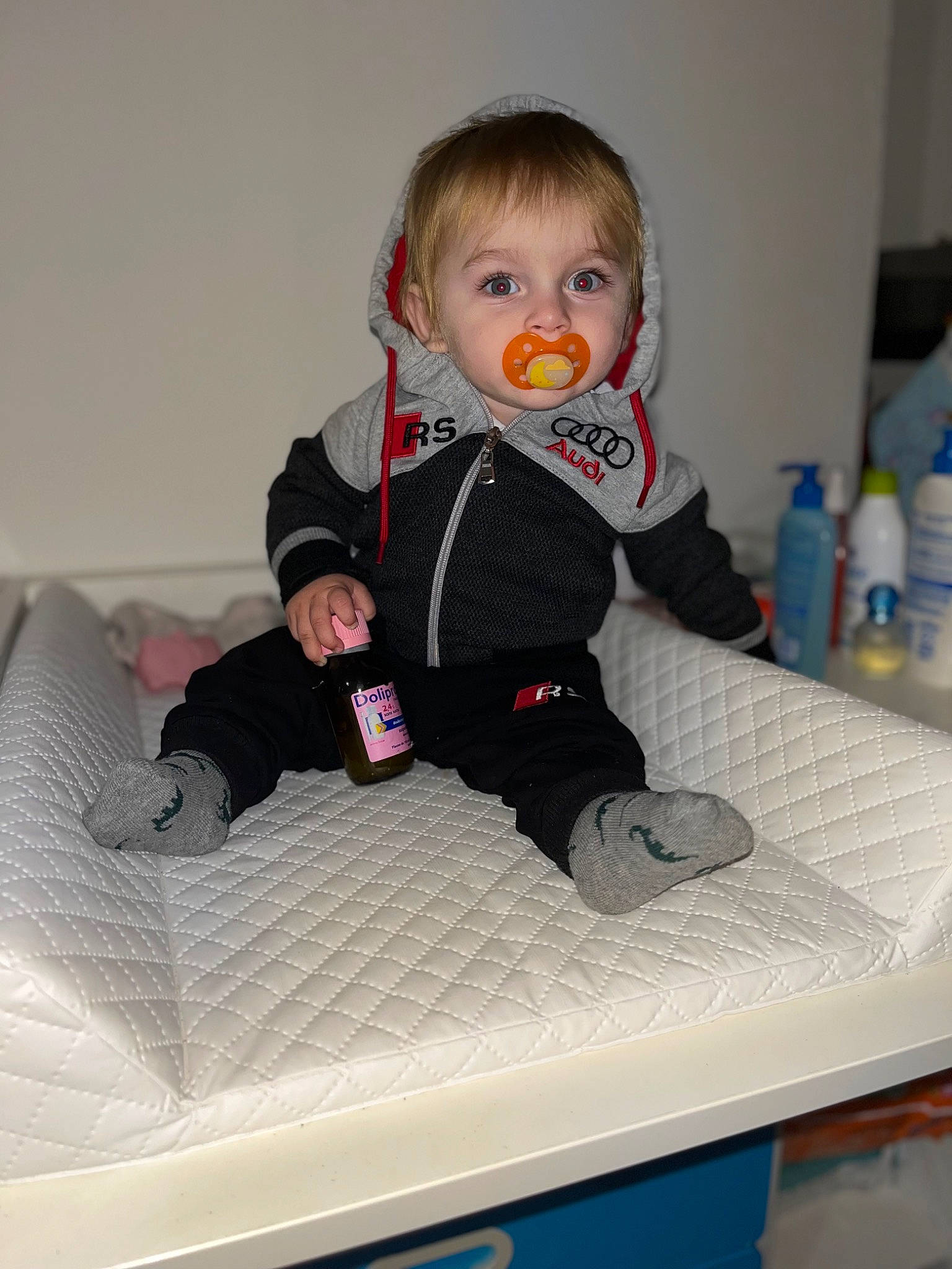 James a rejoint le concours — aidez-le/la à gagner de superbes lots ! baby, baby_products, baby_safety, baby_toddler_clothing, baby_toys, blue, chair, cheek, child, comfort, fun, human_body, linens, person, play, room, sitting, sleeve, t_shirt, table