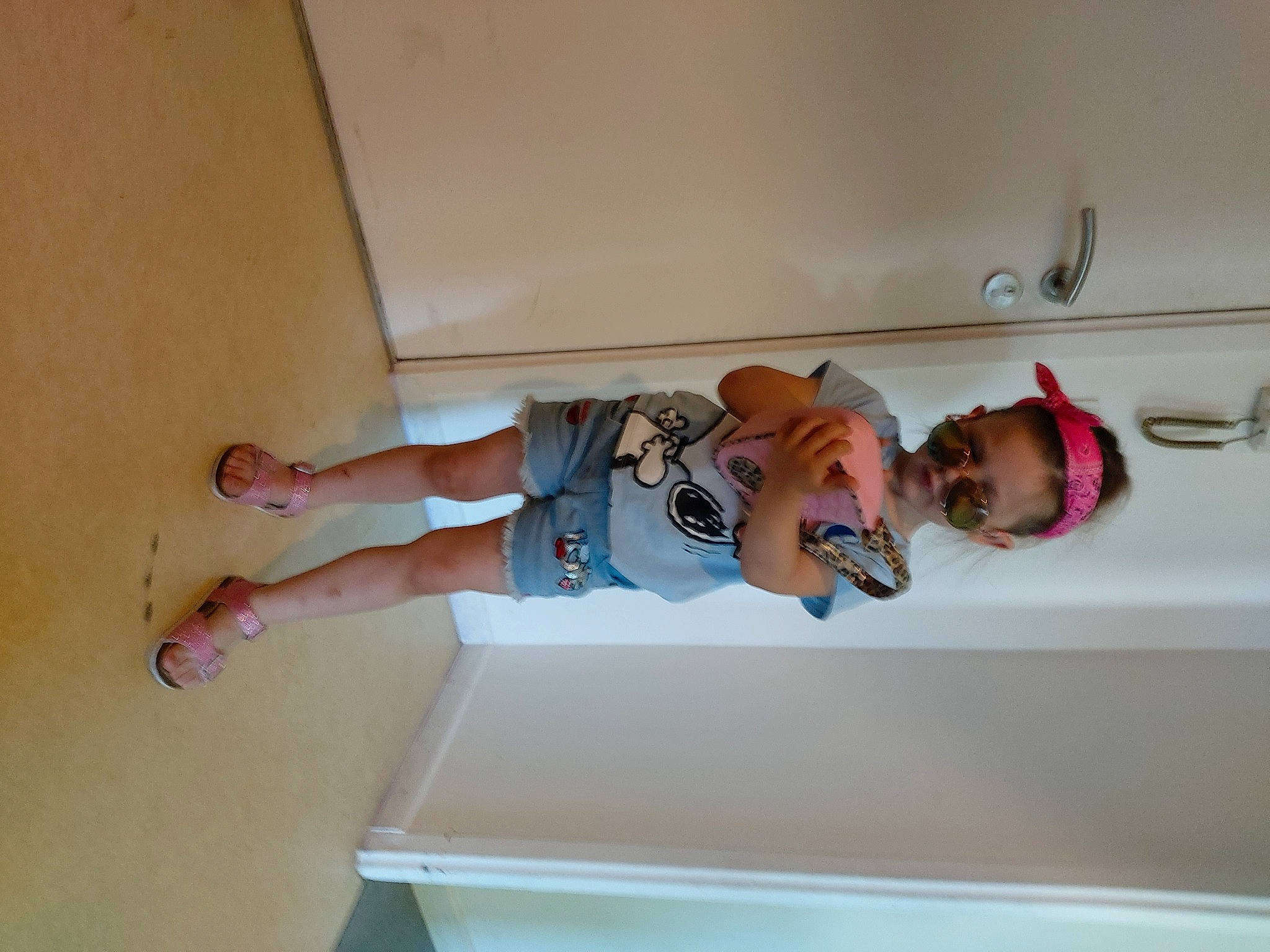 Selena participe au concours pour gagner de l'argent avec cette photo : baby, calf, ceiling, child, comfort, elbow, flooring, foot, fun, hardwood, human_leg, knee, laundry_room, leg, person, room, shorts, sock, thigh, toddler