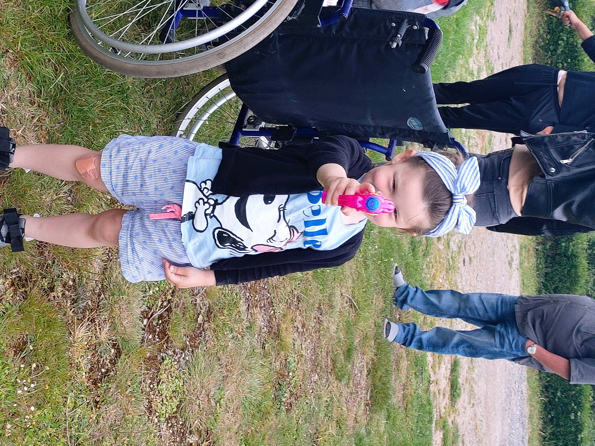 Selena participe au concours pour gagner de l'argent avec cette photo : automotive_tire, bicycle, bicycle_frame, bicycle_handlebar, bicycle_tire, bicycle_wheel, bicycles_equipment_and_supplies, clothing, crankset, grass, green, leg, person, plant, shoe, sneakers, tire, toddler, tree, vehicle