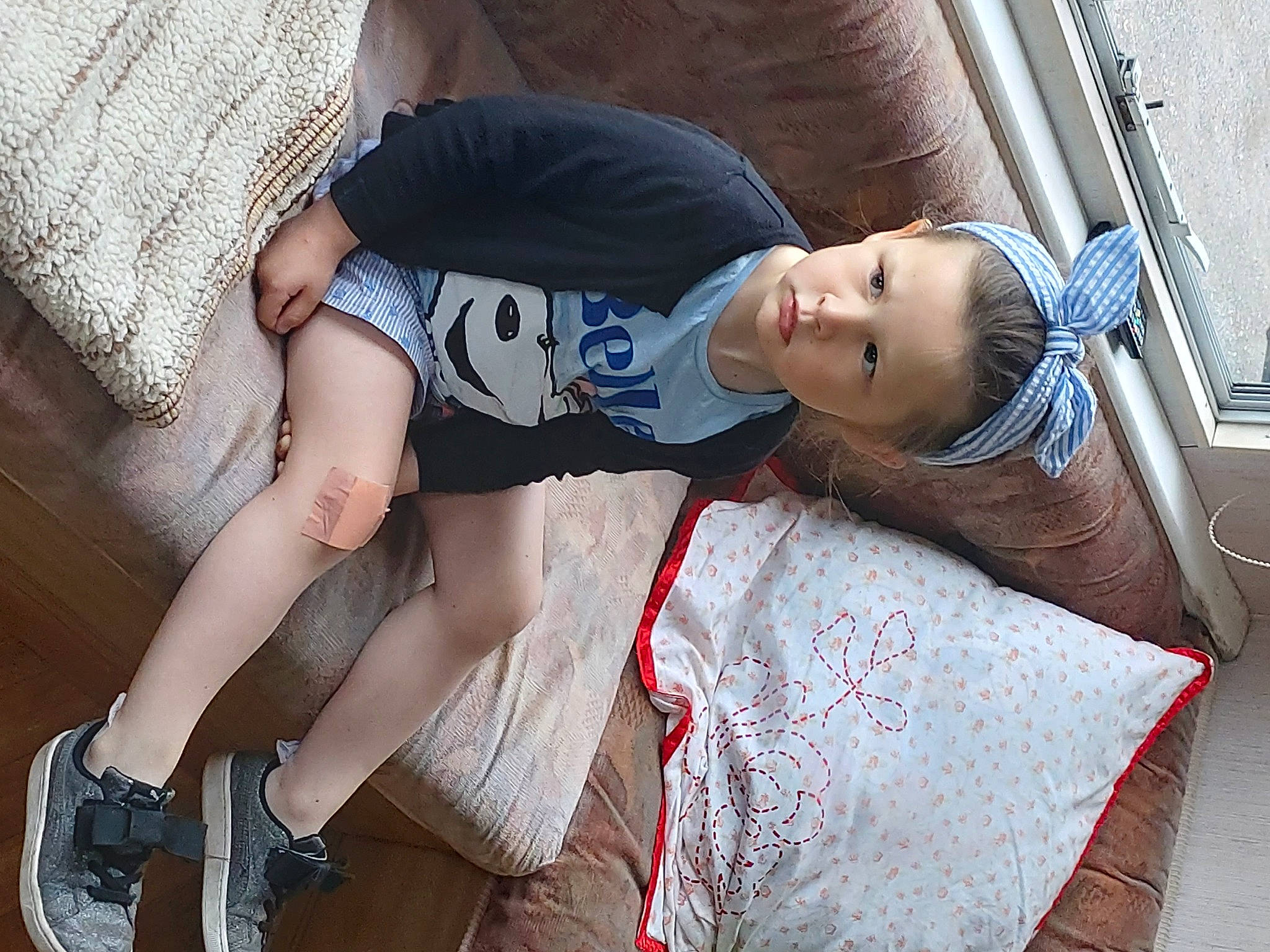 Selena participe au concours pour gagner de l'argent avec cette photo : baby, beauty, black_hair, comfort, cool, denim, electric_blue, eyewear, glasses, human, human_leg, joint, knee, leg, person, shorts, street_fashion, thigh, toddler, trunk