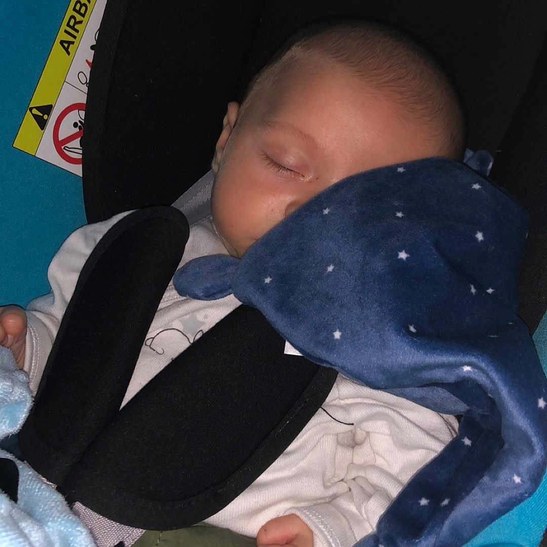 Julian participe au concours pour gagner de l'argent avec cette photo : baby, bed, blanket, car, car_interior, clothing, cushion, face, furniture, hat, head, homedecor, newborn, pants, person, photography, portrait, sleeping, transportation, vehicle