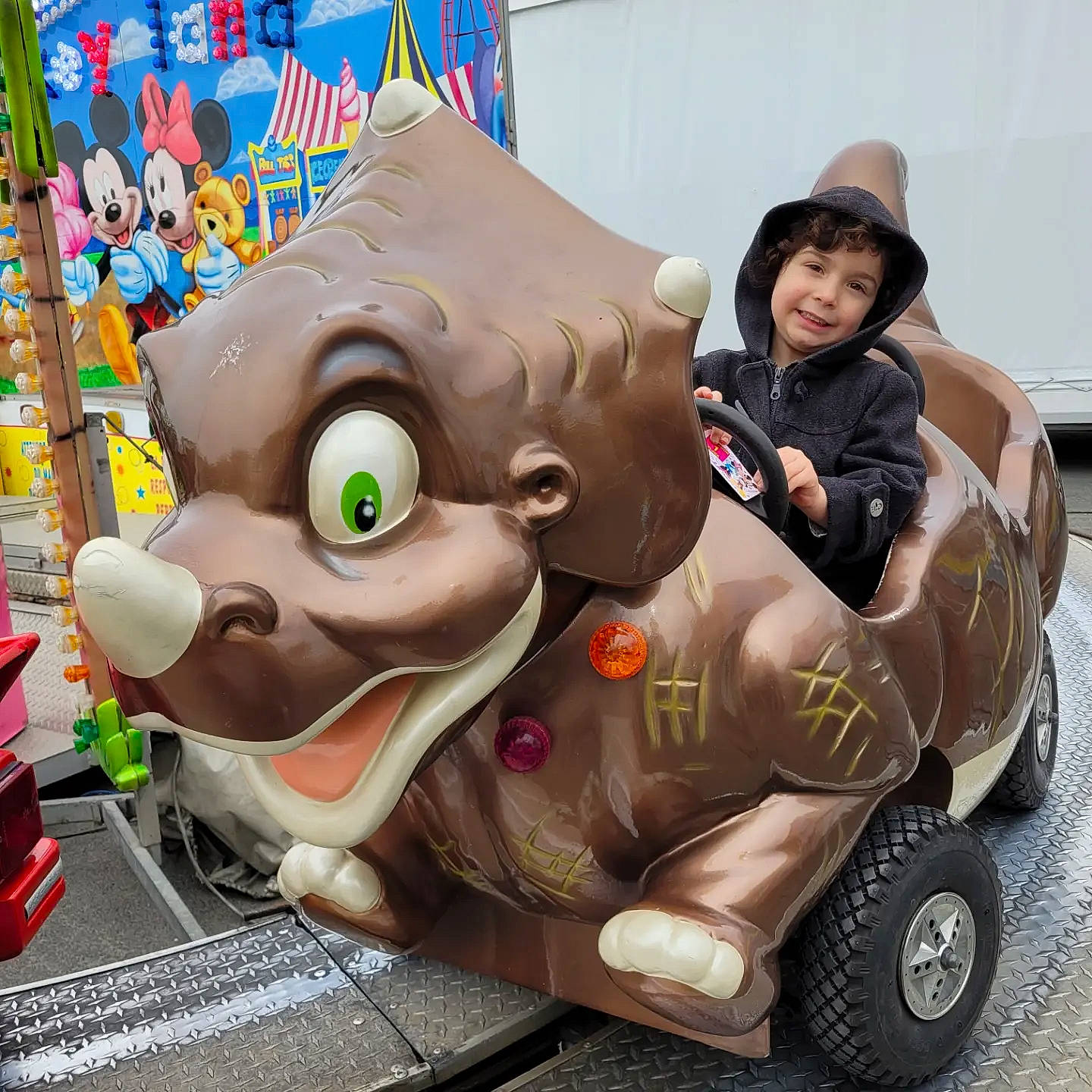 Enola participe au concours pour gagner de l'argent avec cette photo : art, automotive_design, automotive_tire, event, fawn, fedora, fun, hat, joy, mammal, motor_vehicle, person, recreation, riding_toy, smile, sun_hat, tire, toy, vehicle, vertebrate