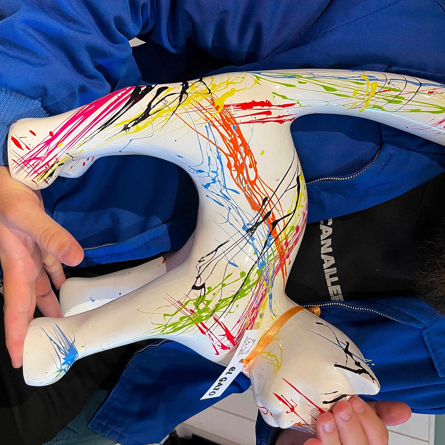 El Gato a rejoint le concours — aidez-le/la à gagner de superbes lots ! blue, chest, elbow, electric_blue, event, gesture, human_leg, joint, knee, leg, orange, pattern, red, sleeve, sportswear, thigh, trunk, waist, white, wrist