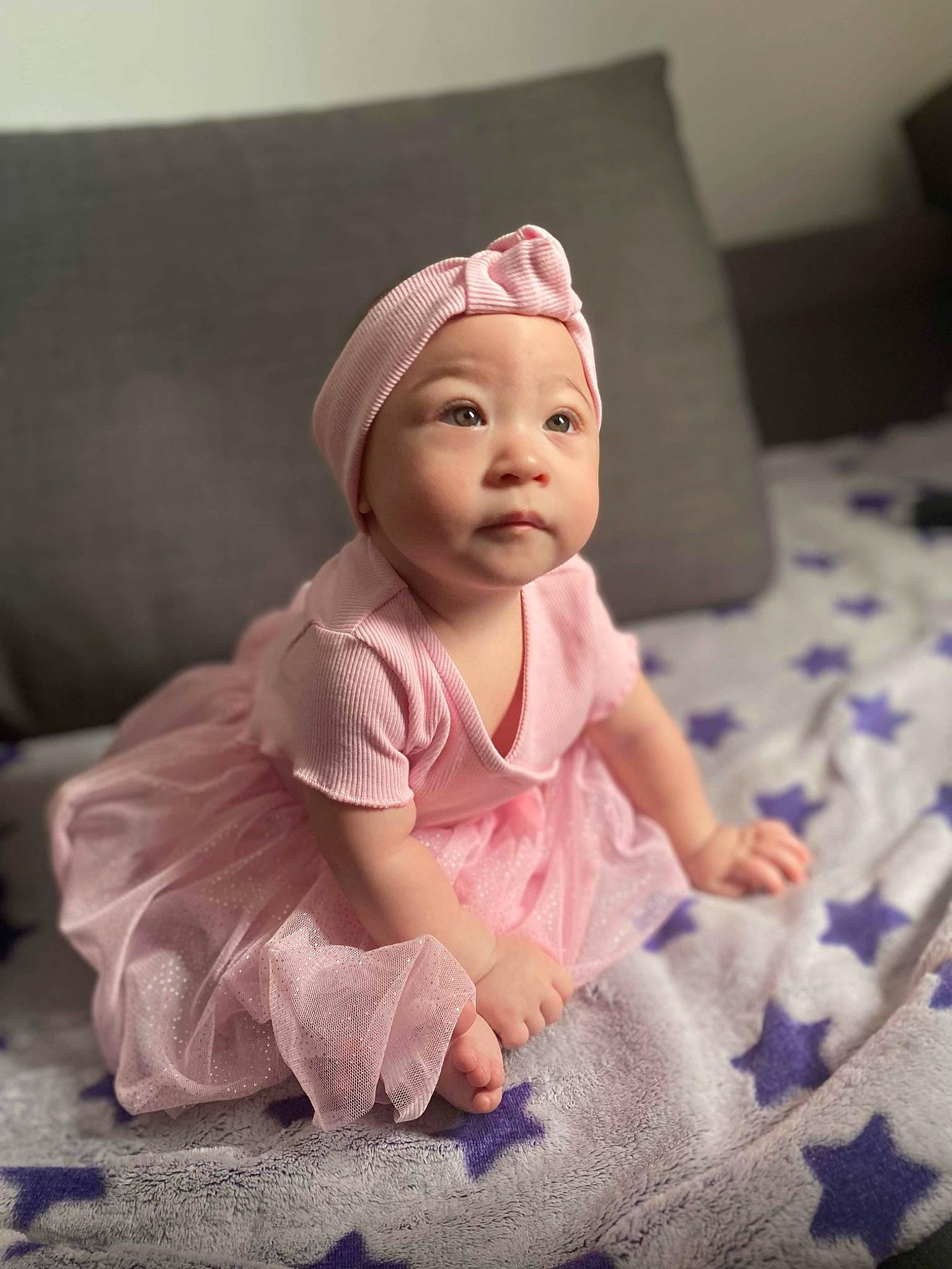 Cattaleya participe au concours pour gagner de l'argent avec cette photo : baby_toddler_clothing, cap, cheek, comfort, dress, eye, face, fashion_accessory, finger, flooring, happy, head, headwear, human_body, lip, person, pink, room, skin, sleeve