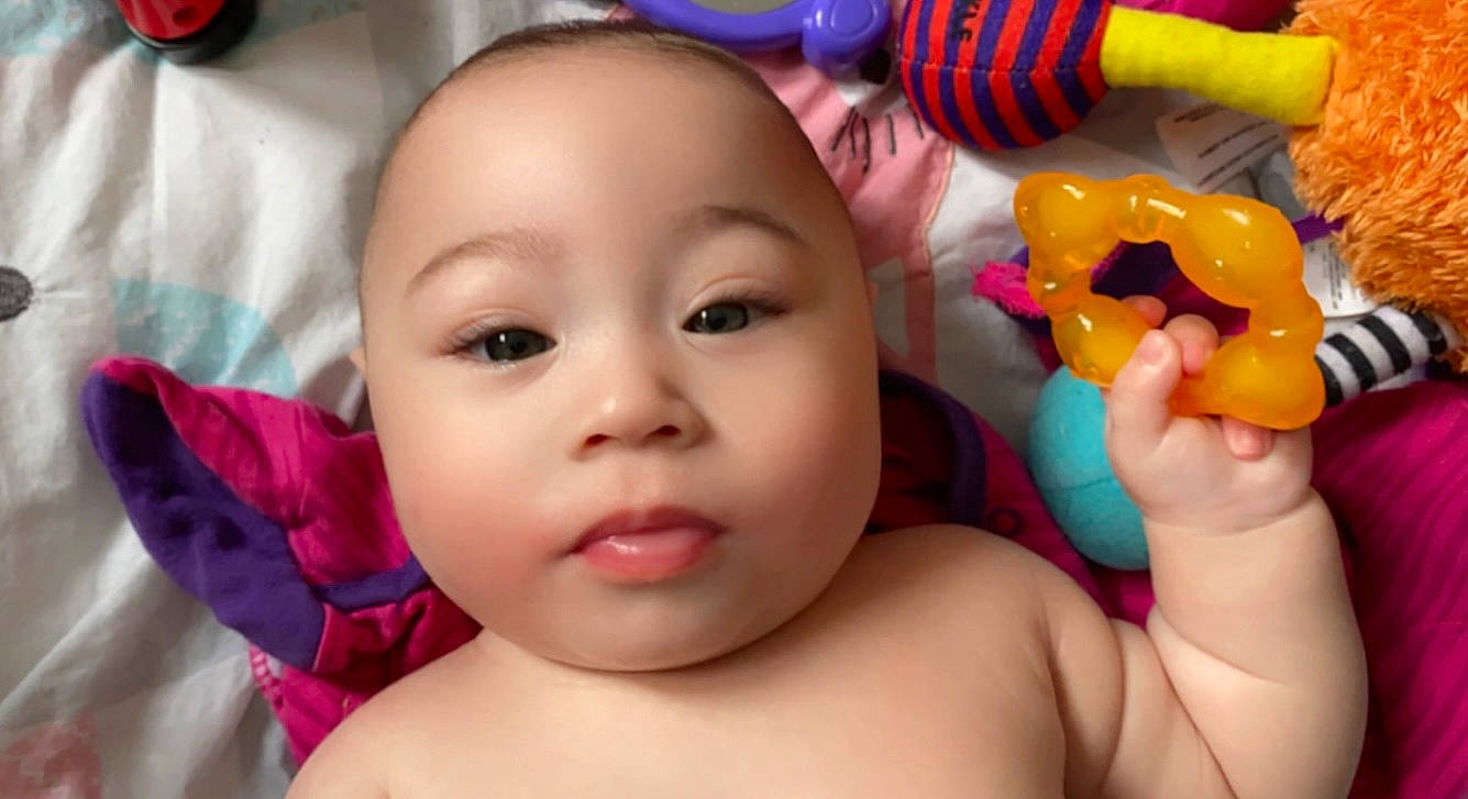 Cattaleya participe au concours pour gagner de l'argent avec cette photo : baby, baby_playing_with_toys, cheek, child, ear, eyebrow, eyelash, finger, fun, hand, happy, human_body, iris, leisure, lip, mouth, nose, organ, person, skin