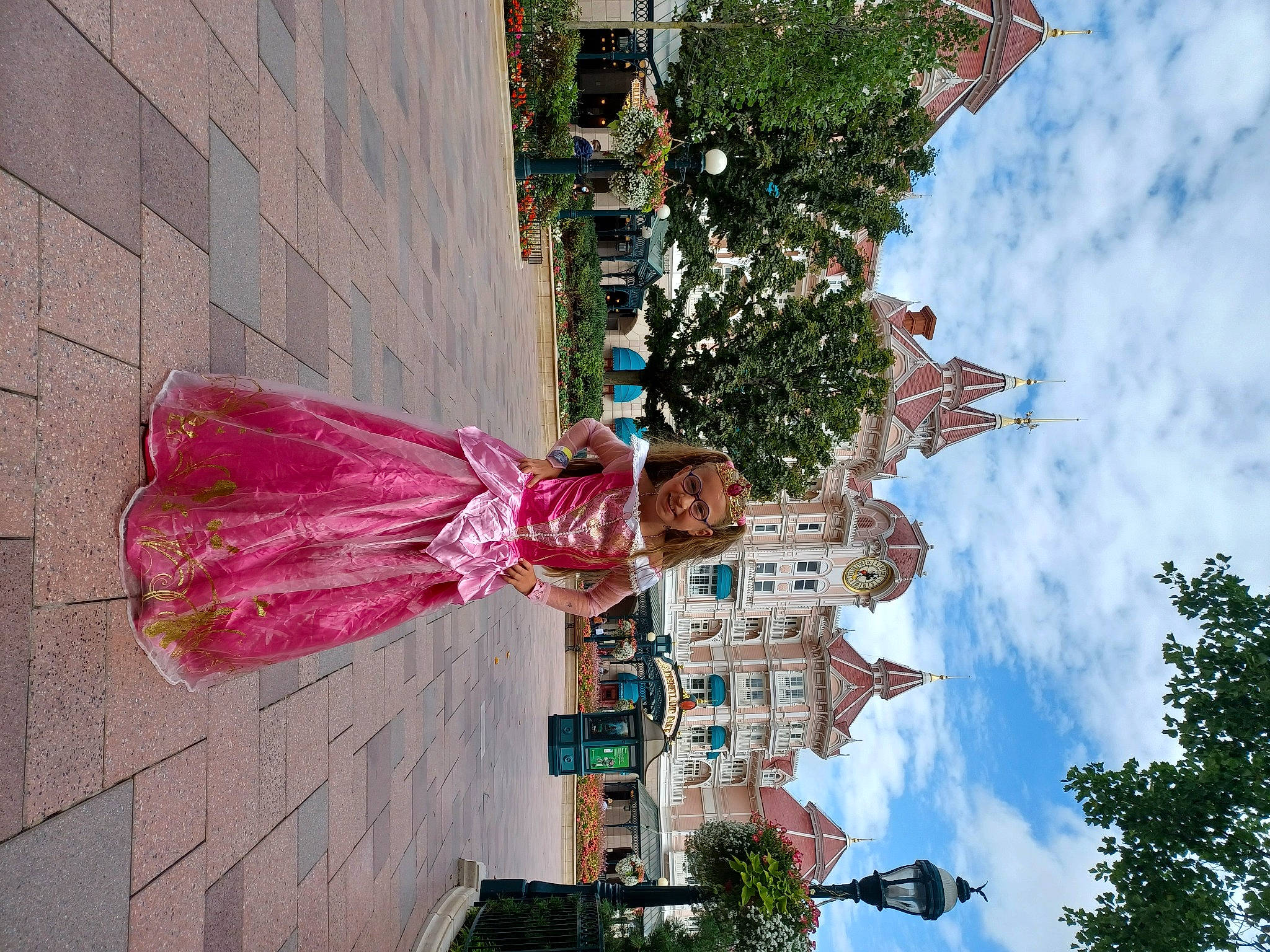 Tatiana participe au concours pour gagner de l'argent avec cette photo : azure, building, city, cloud, daytime, facade, headwear, joy, leisure, line, neighbourhood, person, pink, plant, pole, red, sculpture, sky, travel, tree
