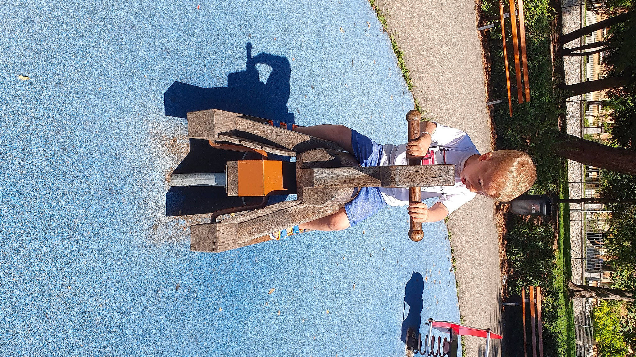 William participe au concours pour gagner de l'argent avec cette photo : art, asphalt, automotive_exterior, blue, elbow, electric_blue, facade, fun, leisure, machine, person, plant, room, shadow, t_shirt, wood, world