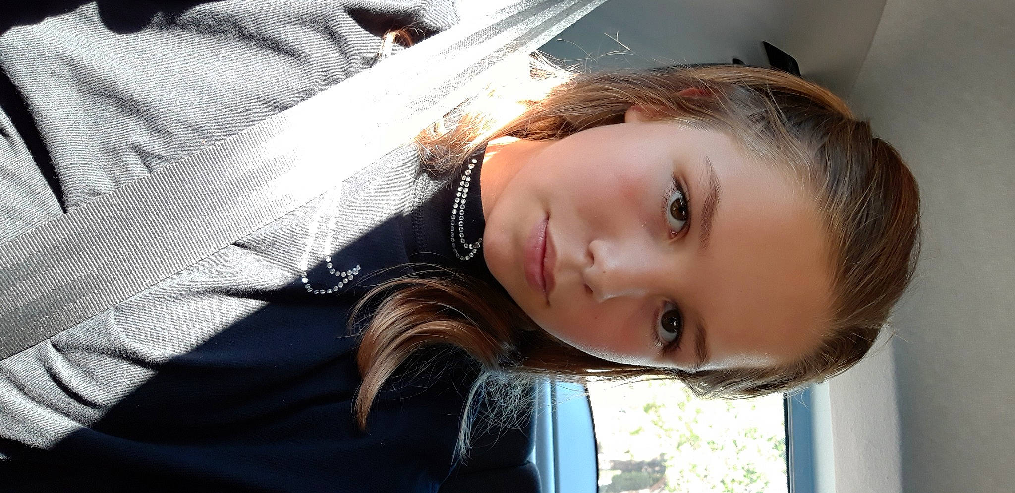 Mila participe au concours pour gagner de l'argent avec cette photo : bangs, black_hair, blond, brown_hair, child, cool, eyebrow, eyelash, eyewear, flash_photography, hair_coloring, happy, jaw, lip, long_hair, neck, nose, person, portrait_photography, shoulder