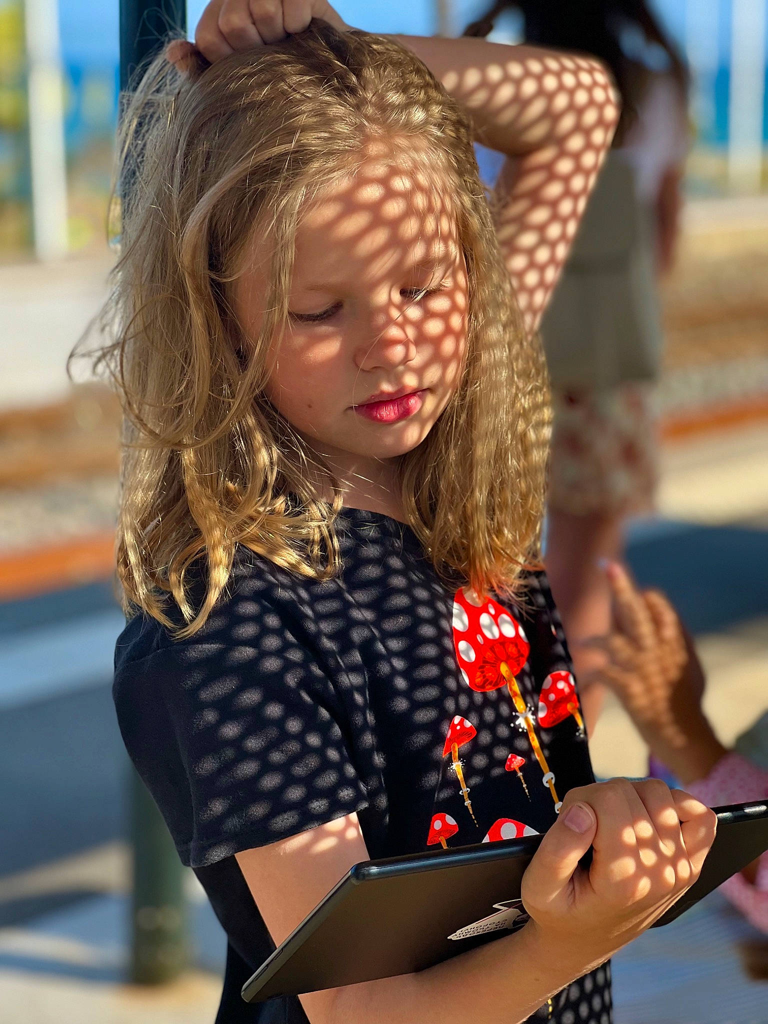 Sasha a rejoint le concours — aidez-le/la à gagner de superbes lots ! beauty, blond, brown_hair, child, event, eyewear, fashion_accessory, fashion_design, fun, happy, jewellery, laptop, leisure, long_hair, necklace, pattern, person, plaid, summer, toddler
